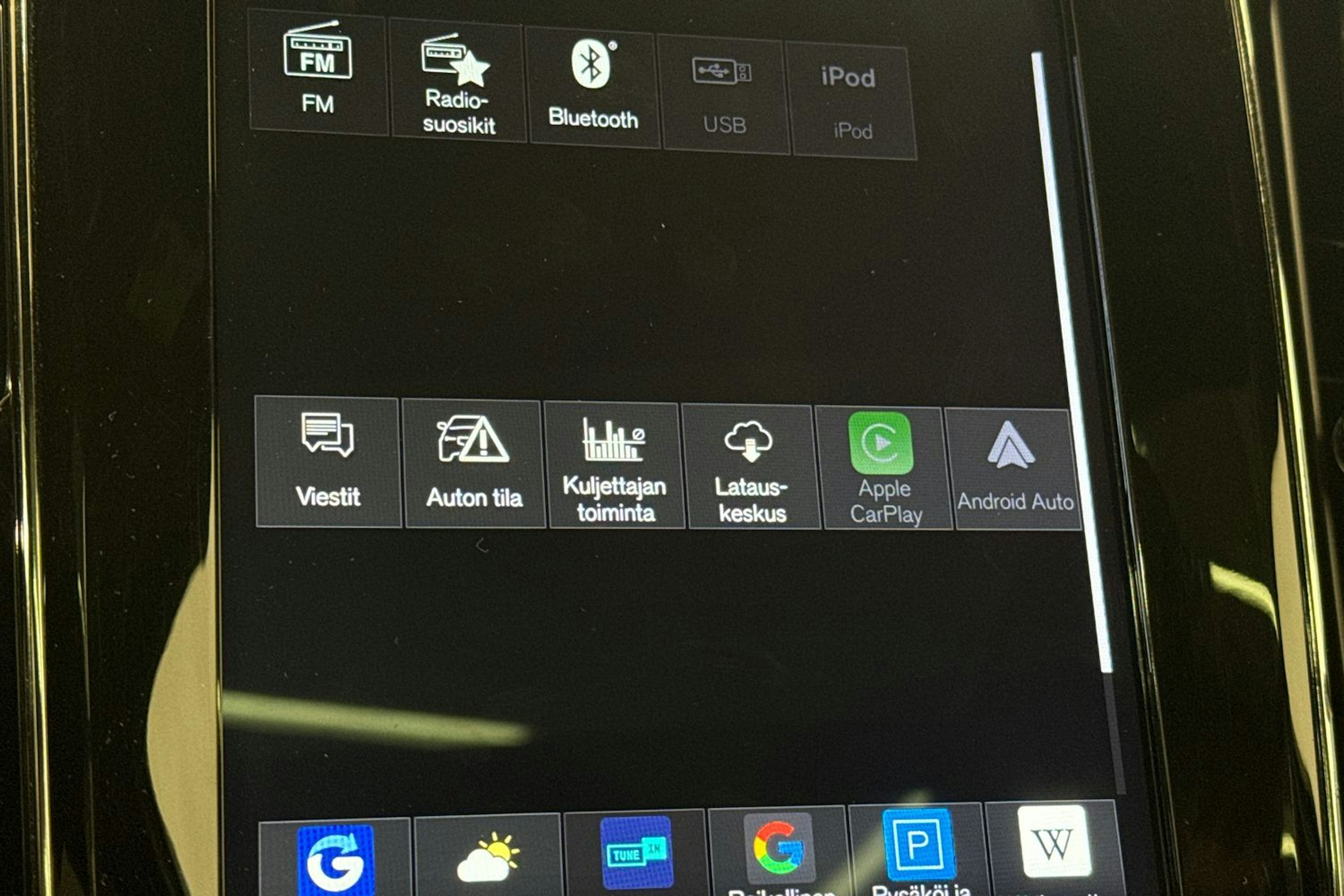 punainen Volvo V60 2019 kuva 27.