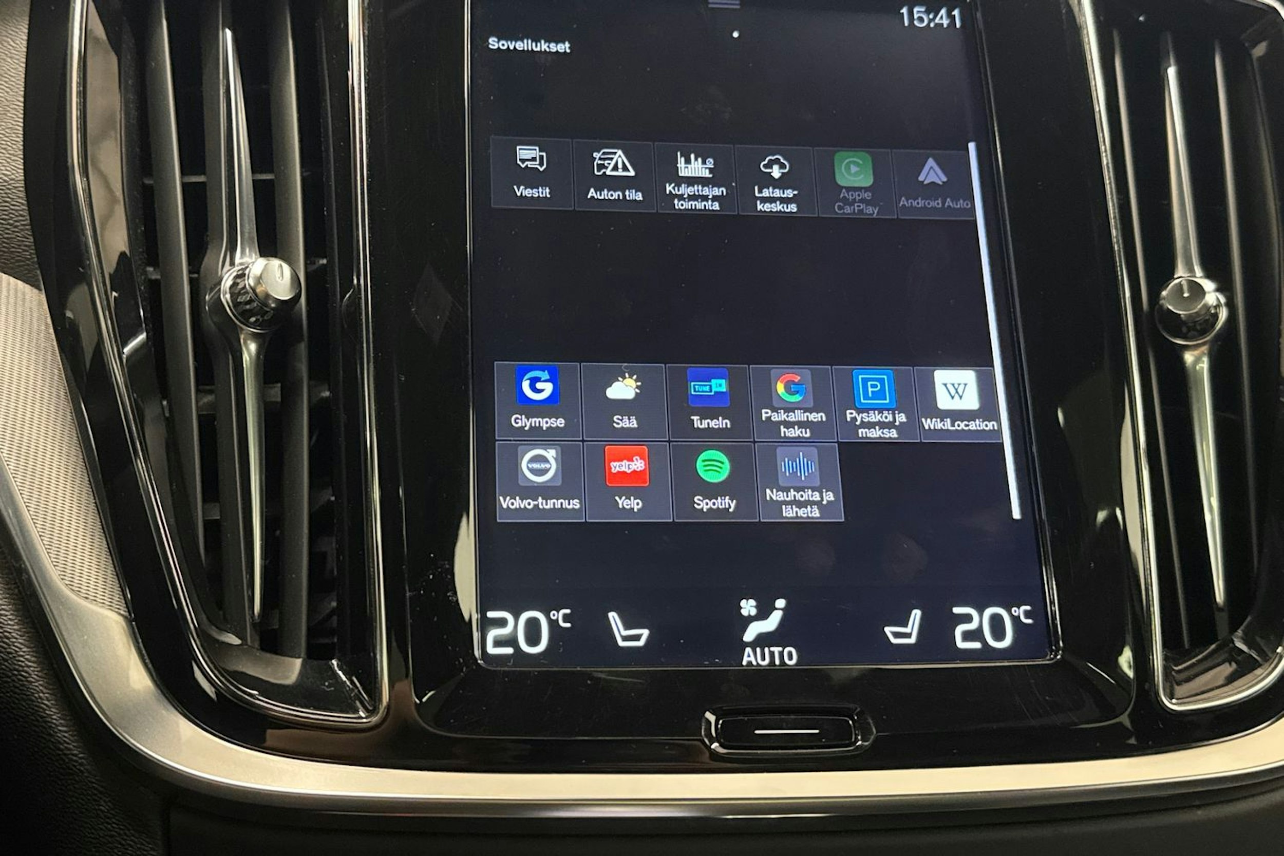 punainen Volvo V60 2019 kuva 28.