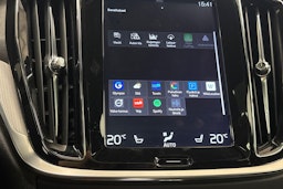 punainen Volvo V60 2019 kuva 28.