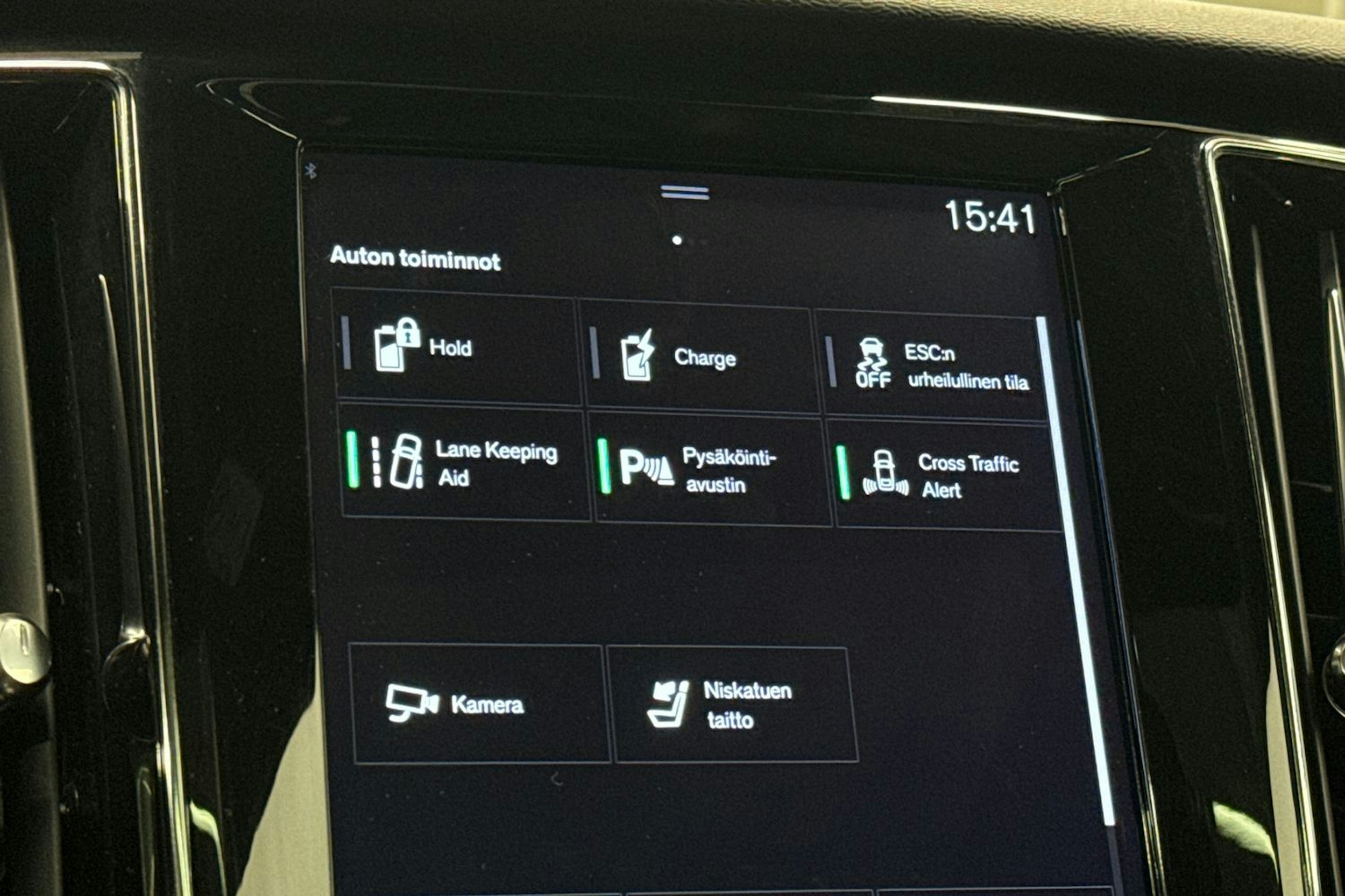 punainen Volvo V60 2019 kuva 29.