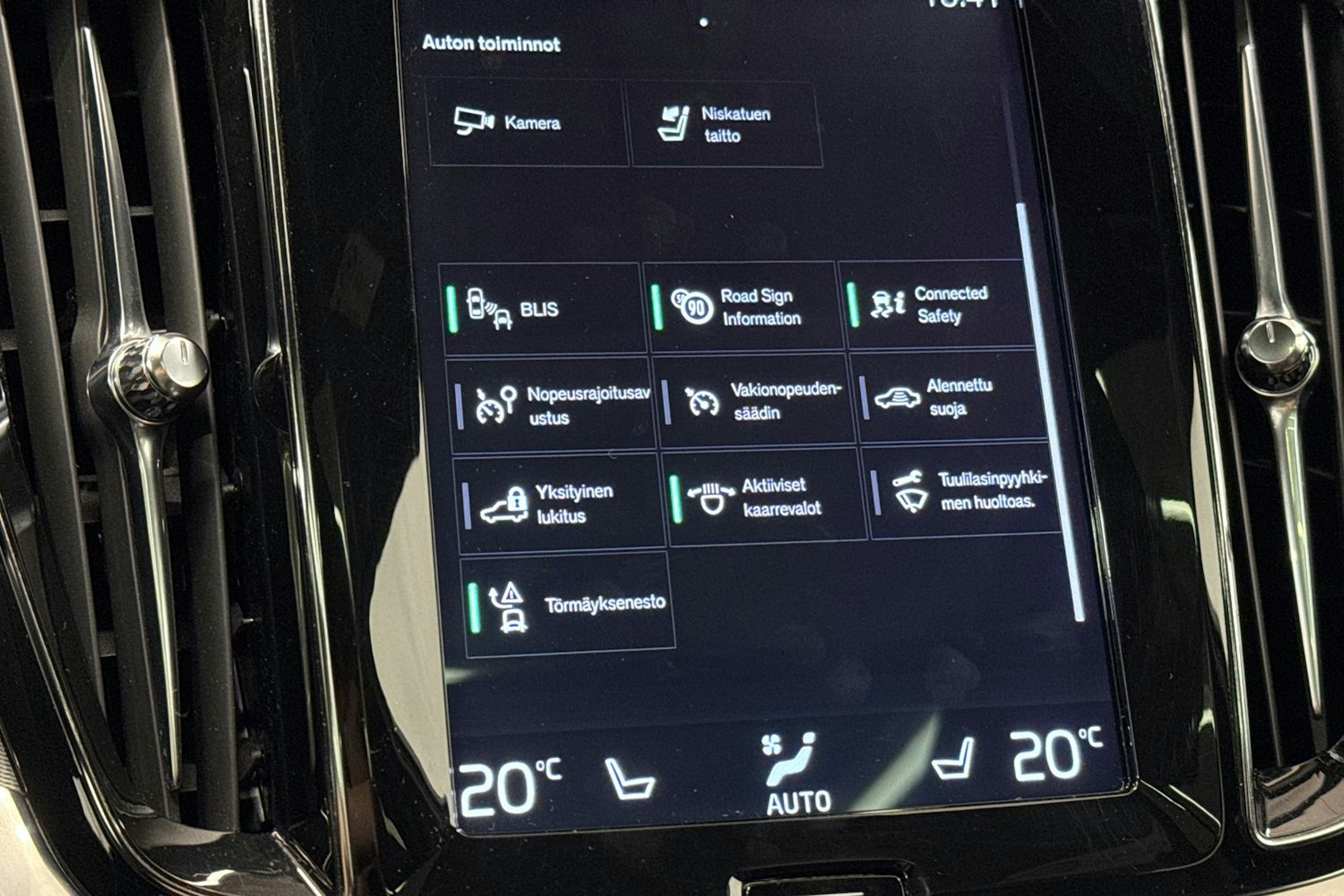 punainen Volvo V60 2019 kuva 30.