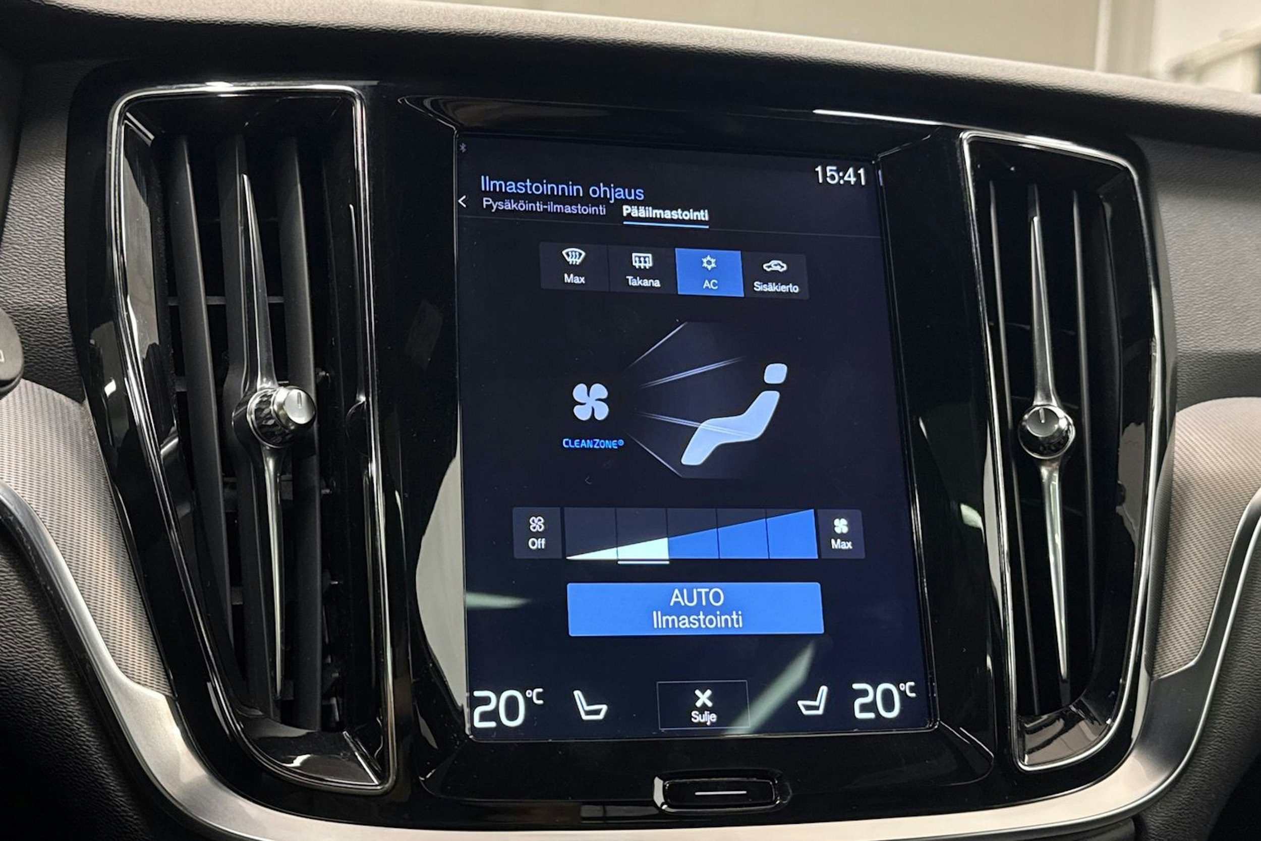 punainen Volvo V60 2019 kuva 31.