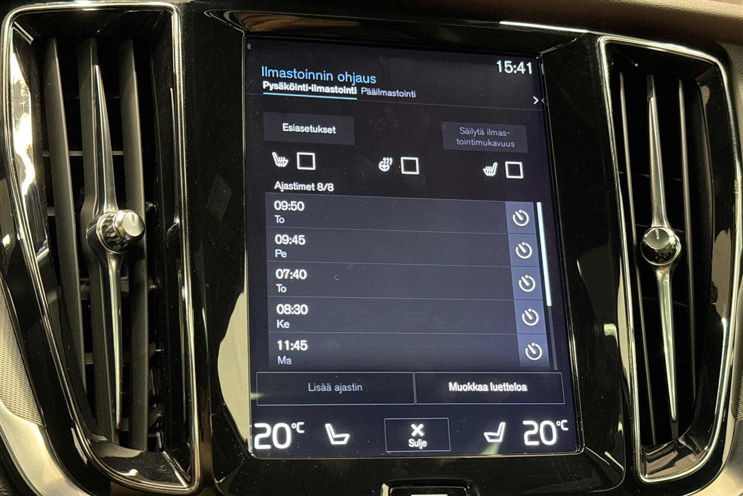 punainen Volvo V60 2019 kuva 32.