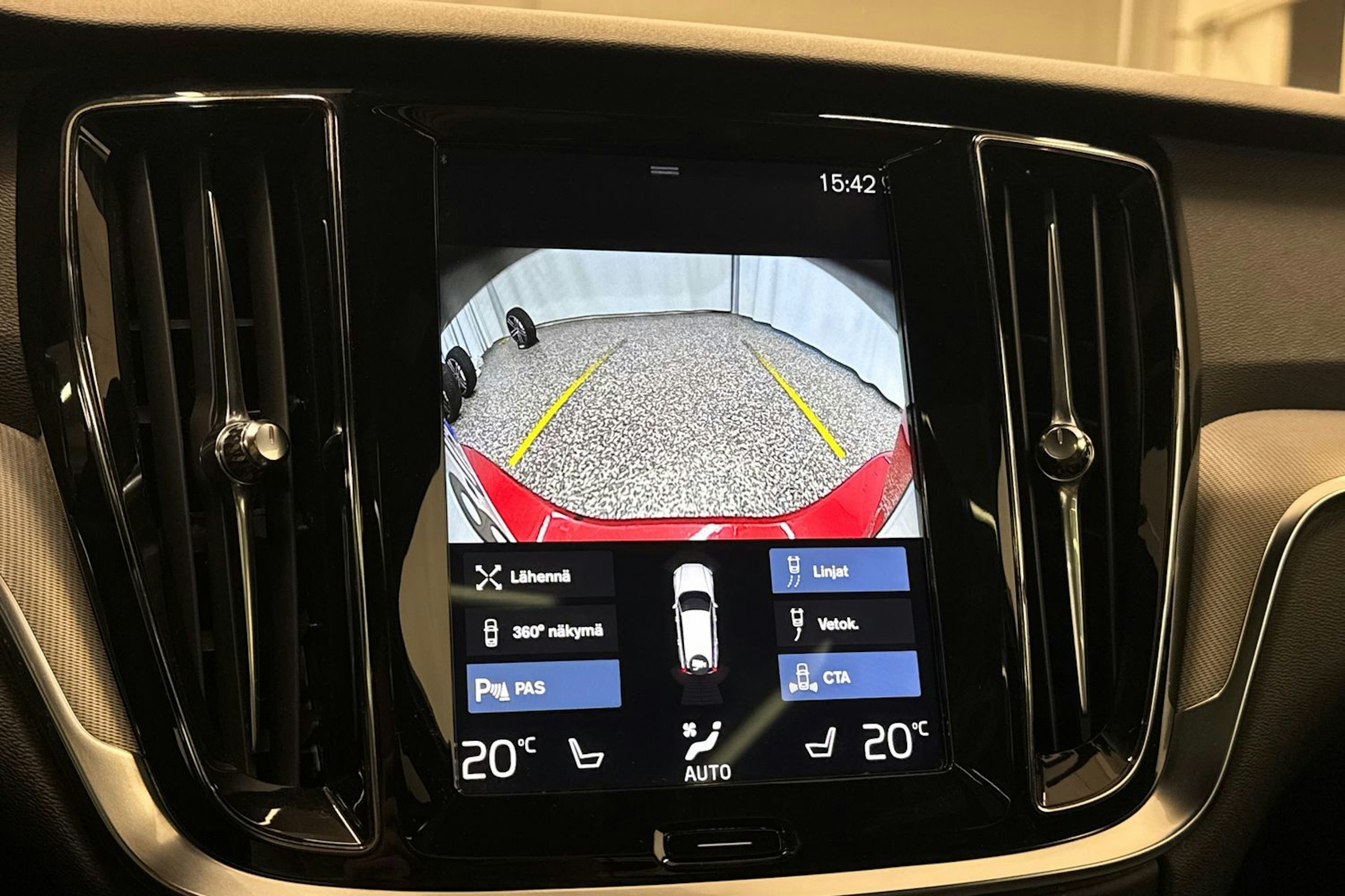 punainen Volvo V60 2019 kuva 34.