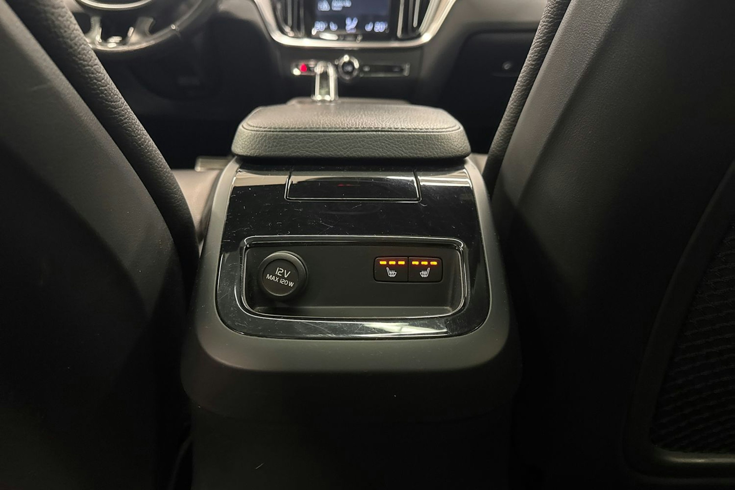 punainen Volvo V60 2019 kuva 35.