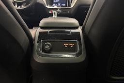 punainen Volvo V60 2019 kuva 35.
