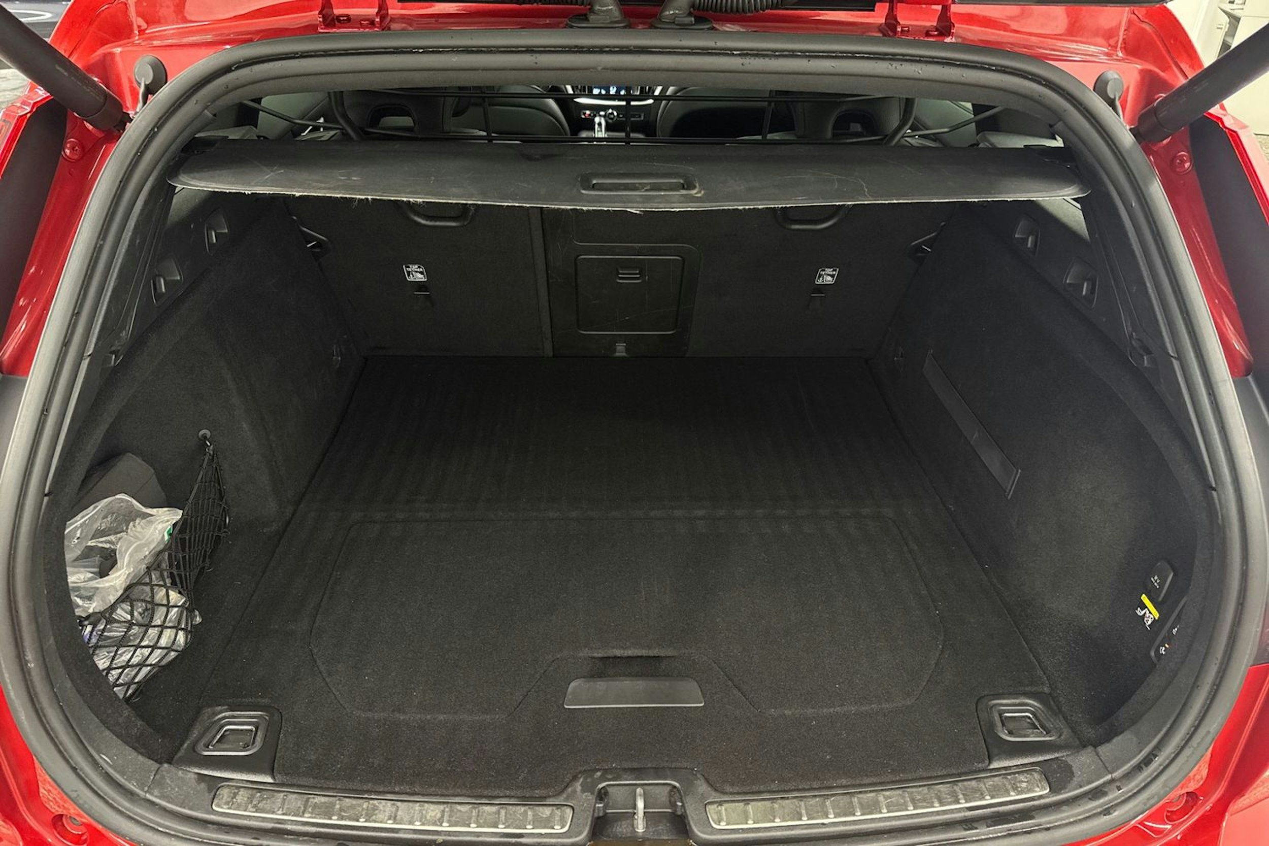 punainen Volvo V60 2019 kuva 36.