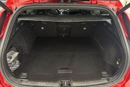 punainen Volvo V60 2019 kuva 36.