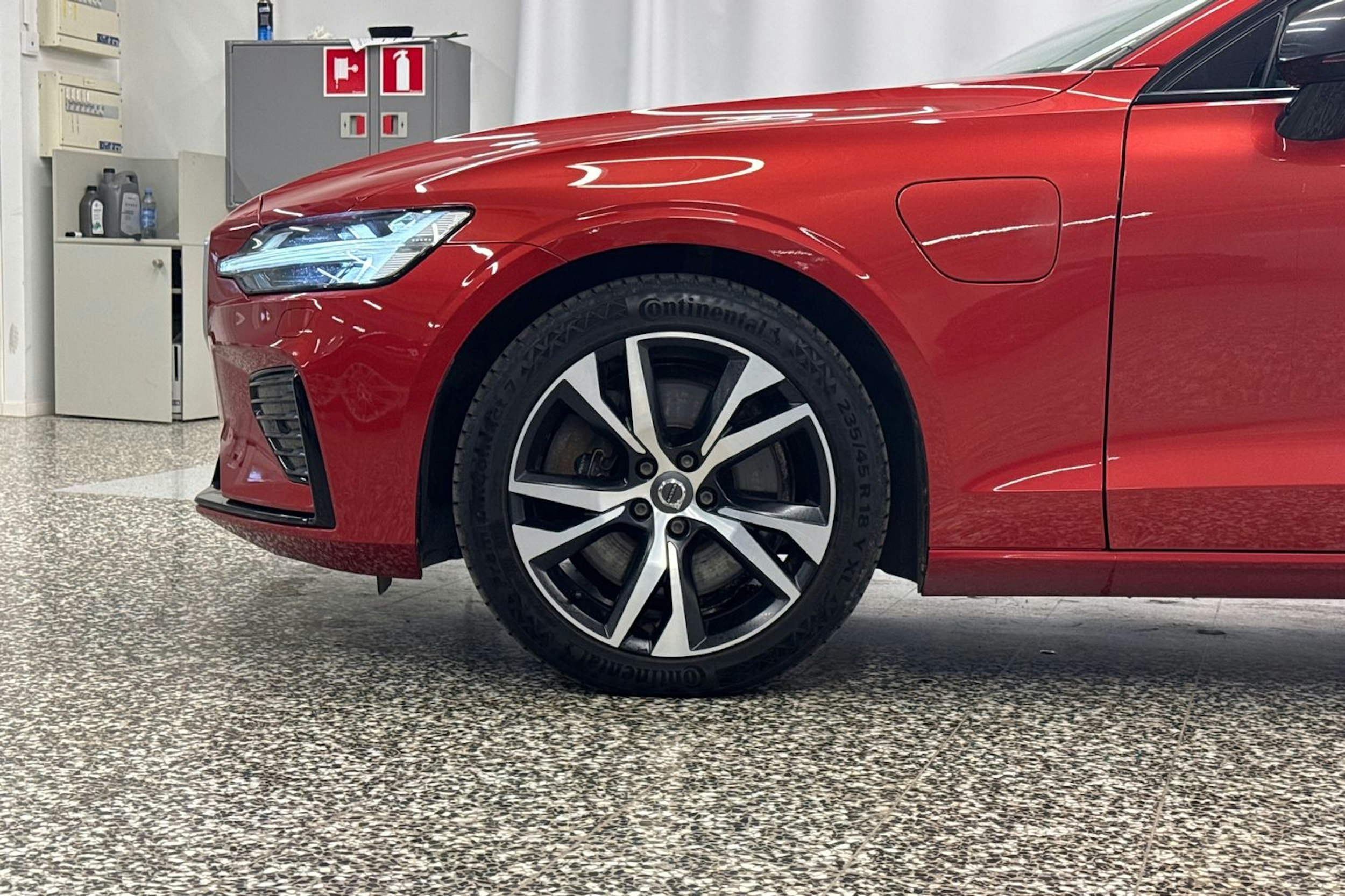 punainen Volvo V60 2019 kuva 37.