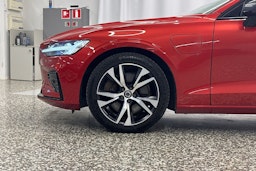 punainen Volvo V60 2019 kuva 37.