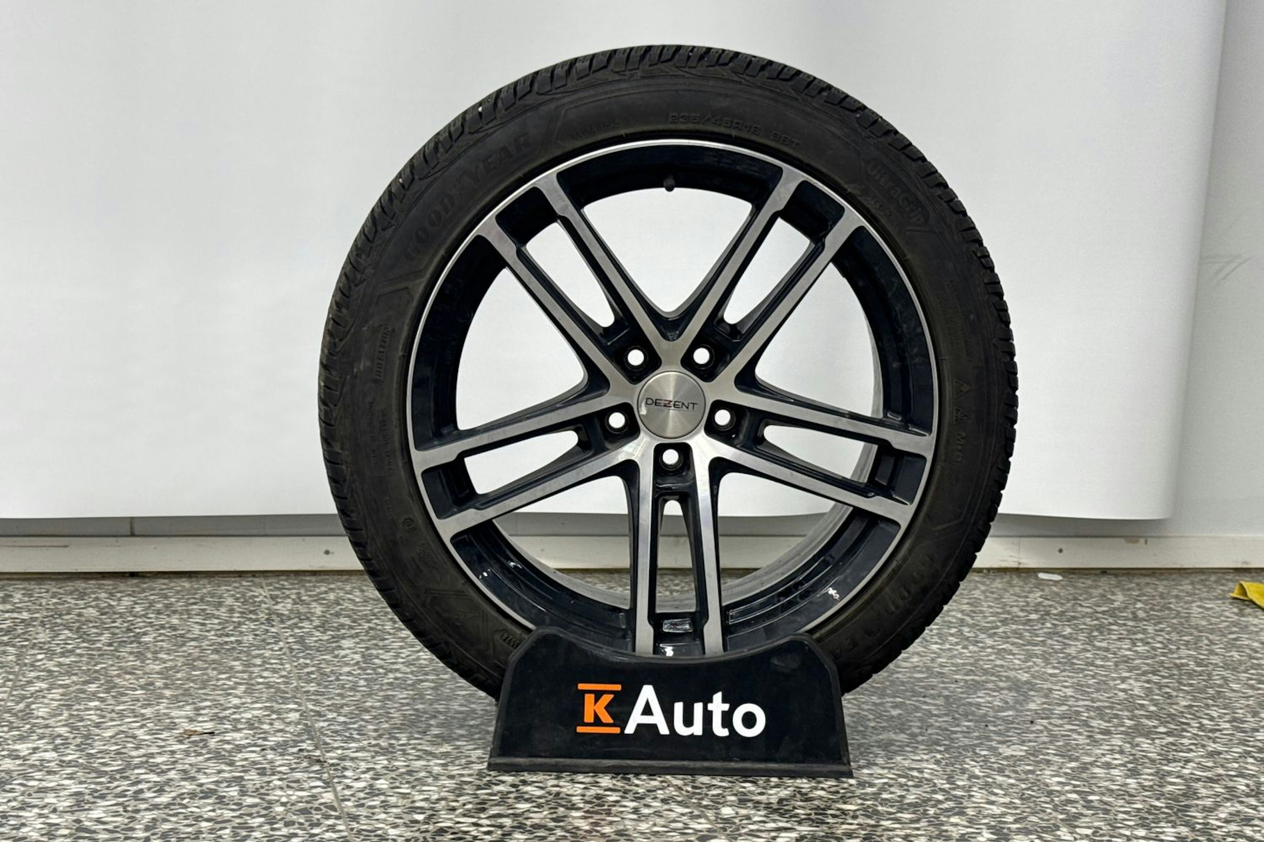 punainen Volvo V60 2019 kuva 39.