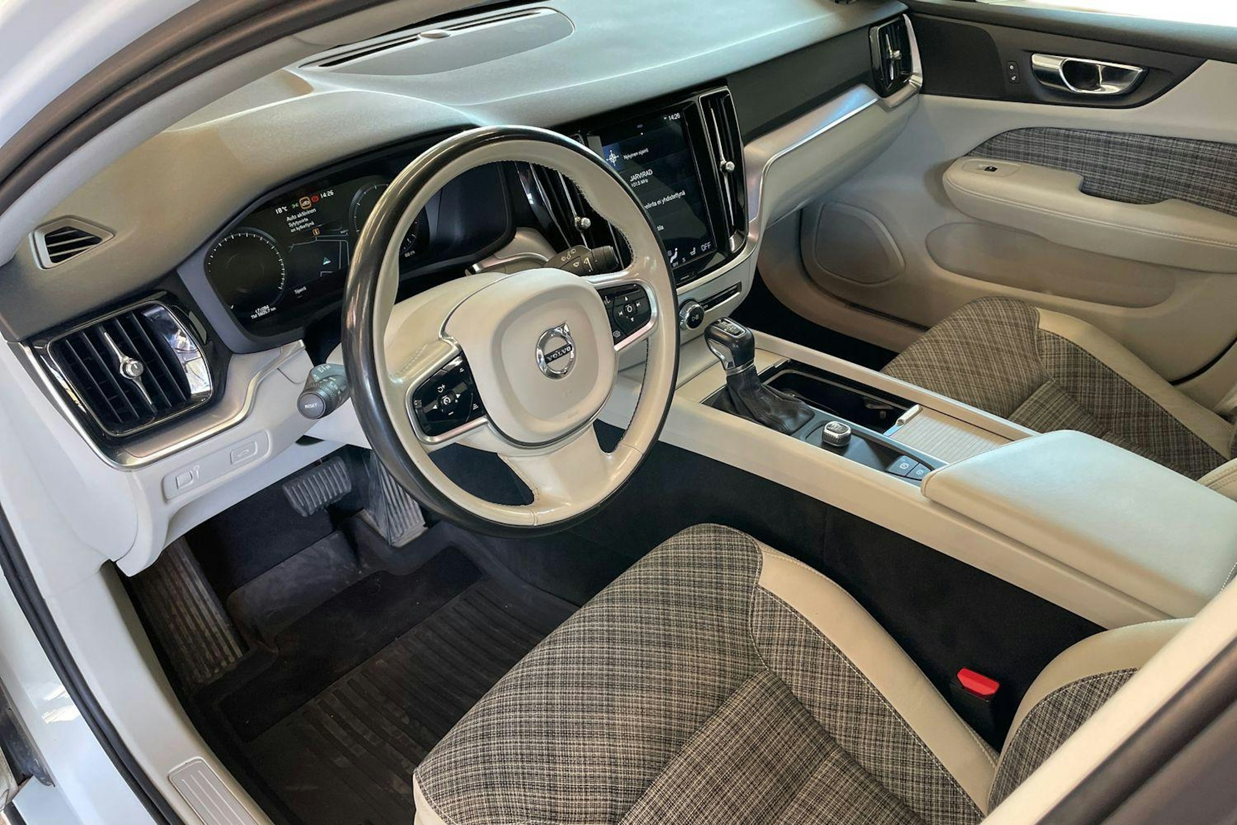 valkoinen Volvo V60 2019 kuva 6.