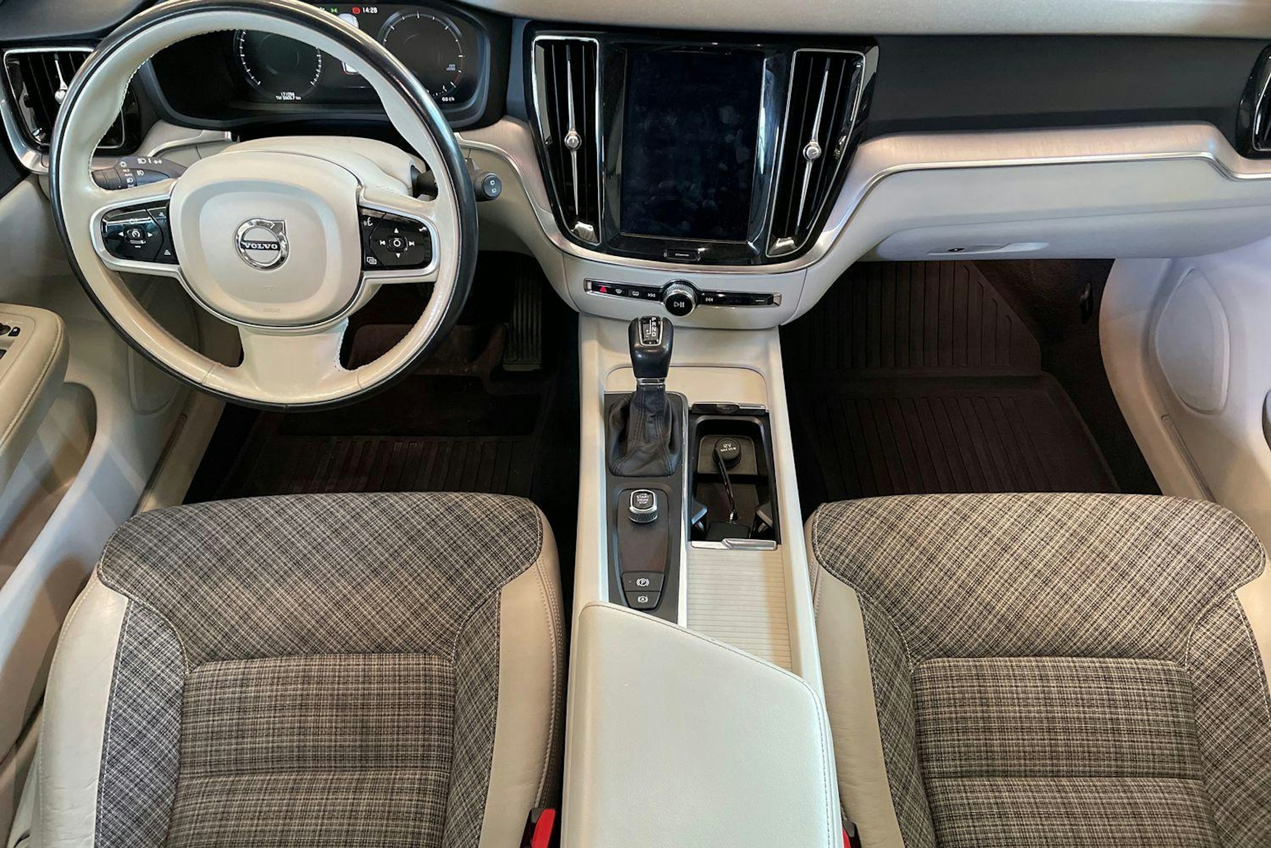 valkoinen Volvo V60 2019 kuva 7.