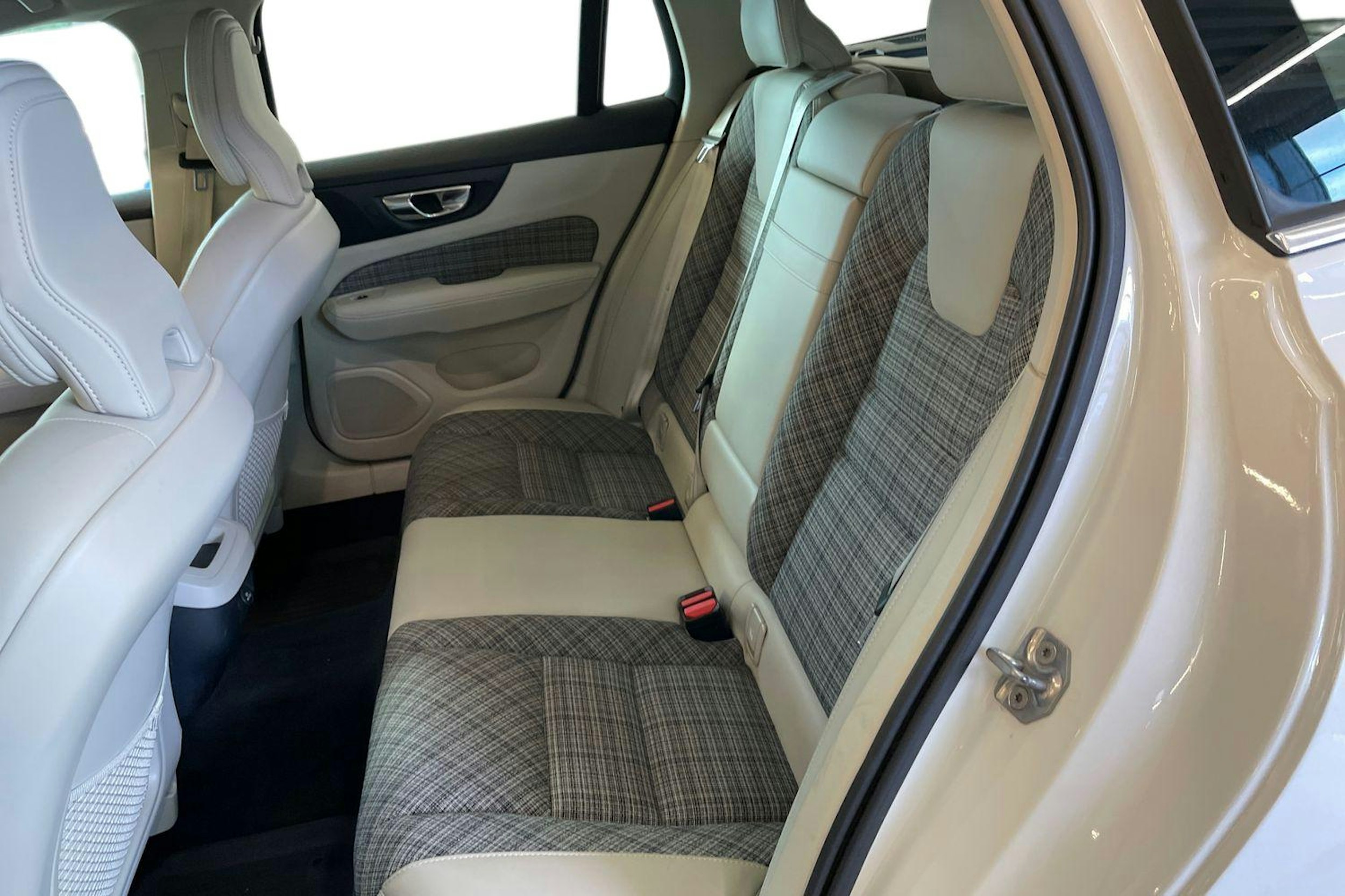 valkoinen Volvo V60 2019 kuva 8.