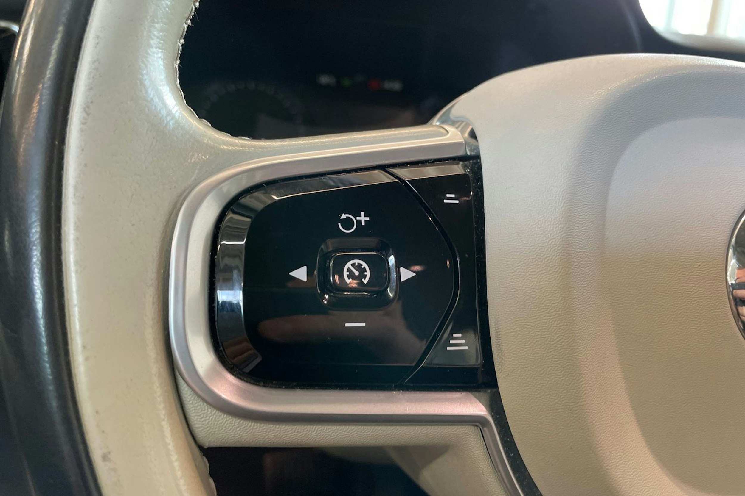 valkoinen Volvo V60 2019 kuva 12.