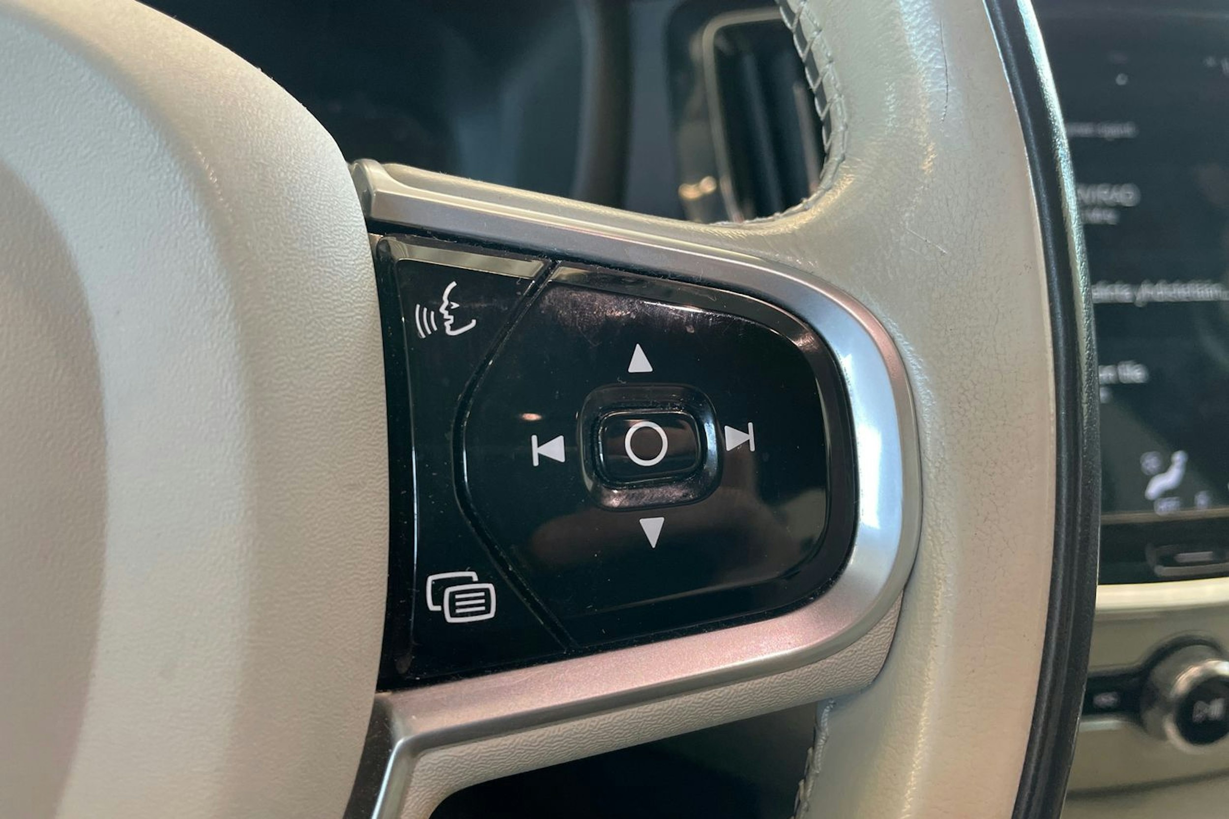valkoinen Volvo V60 2019 kuva 13.