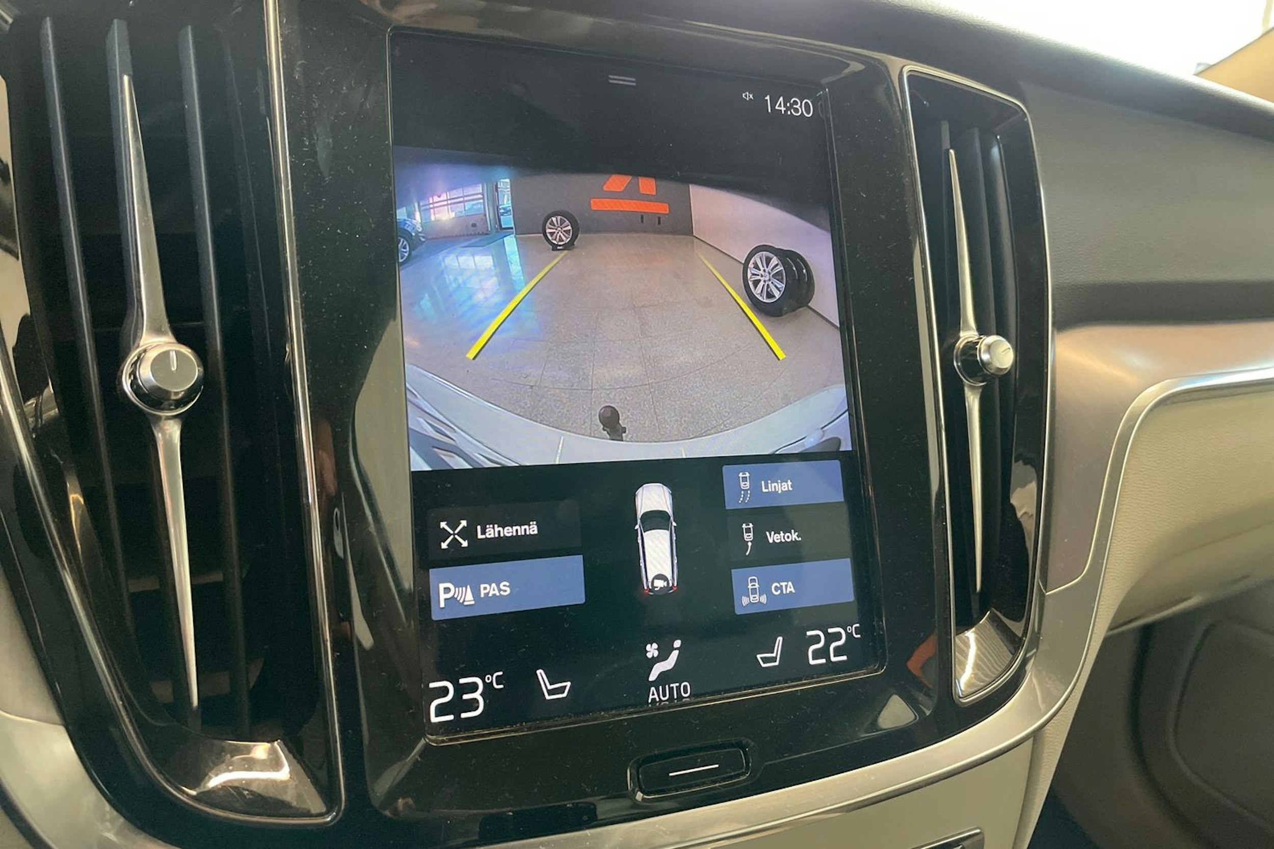 valkoinen Volvo V60 2019 kuva 15.