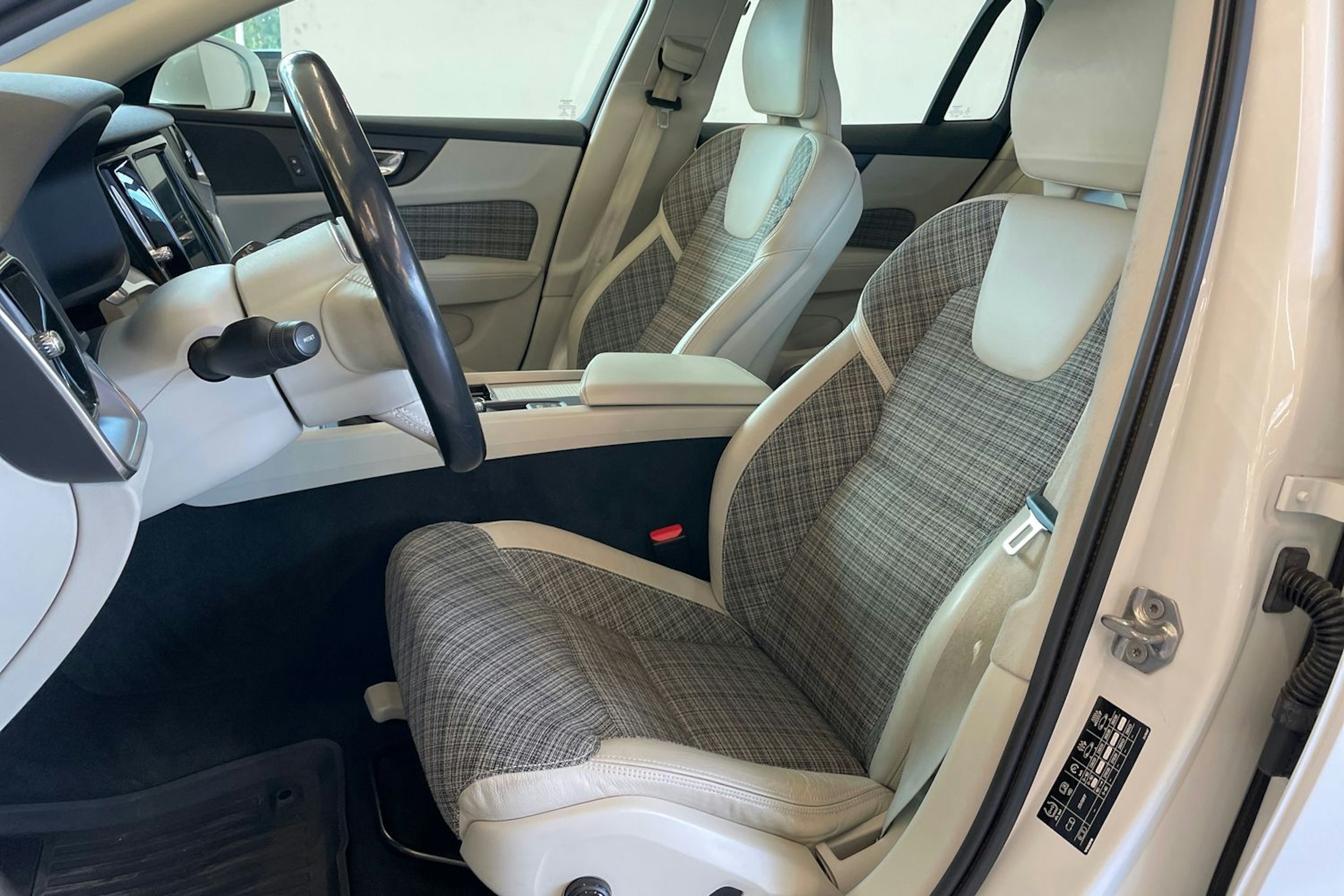 valkoinen Volvo V60 2019 kuva 16.