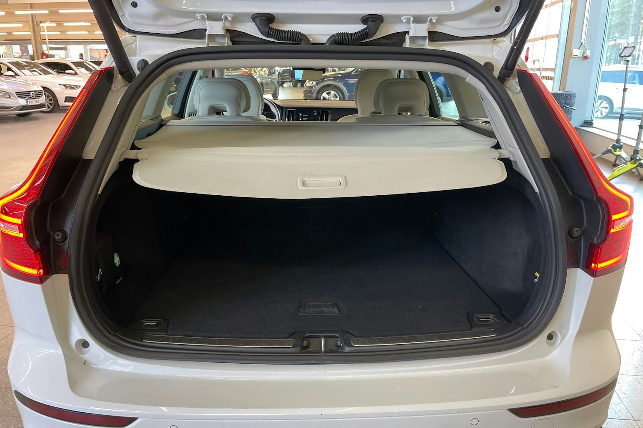 valkoinen Volvo V60 2019 kuva 17.