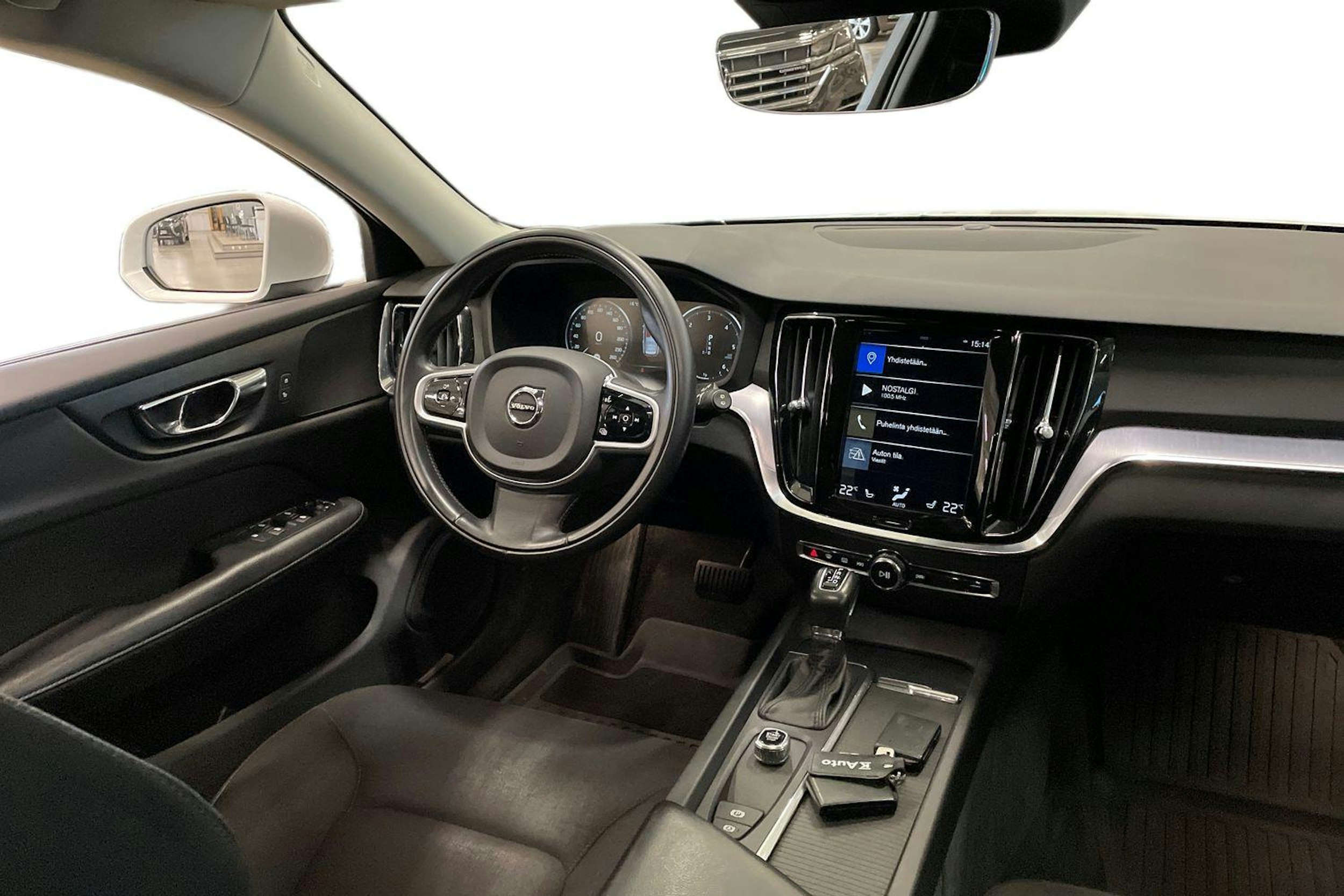 valkoinen Volvo V60 2019 kuva 9.