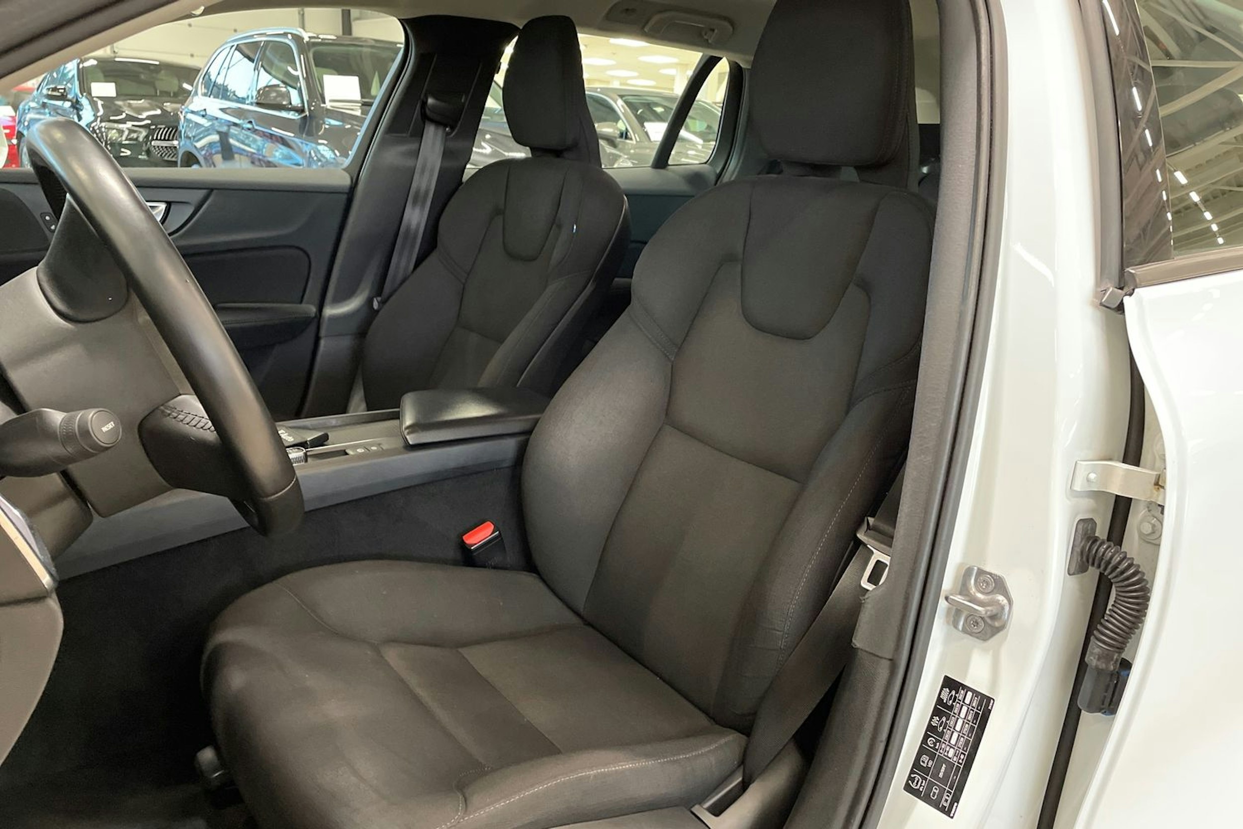 valkoinen Volvo V60 2019 kuva 14.