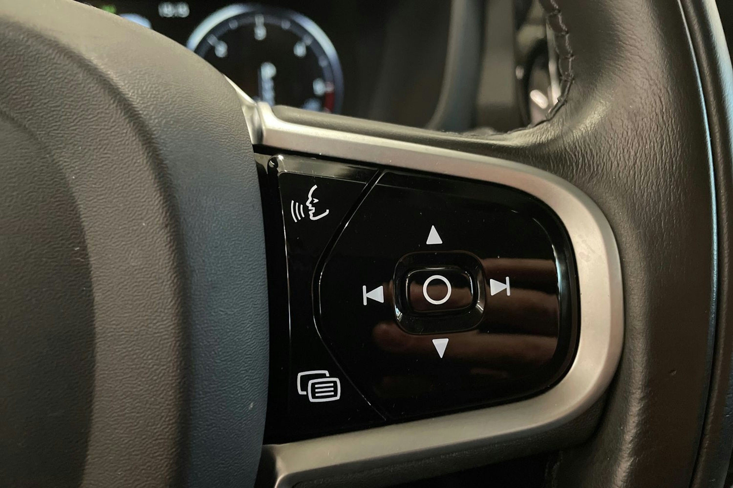 valkoinen Volvo V60 2019 kuva 17.