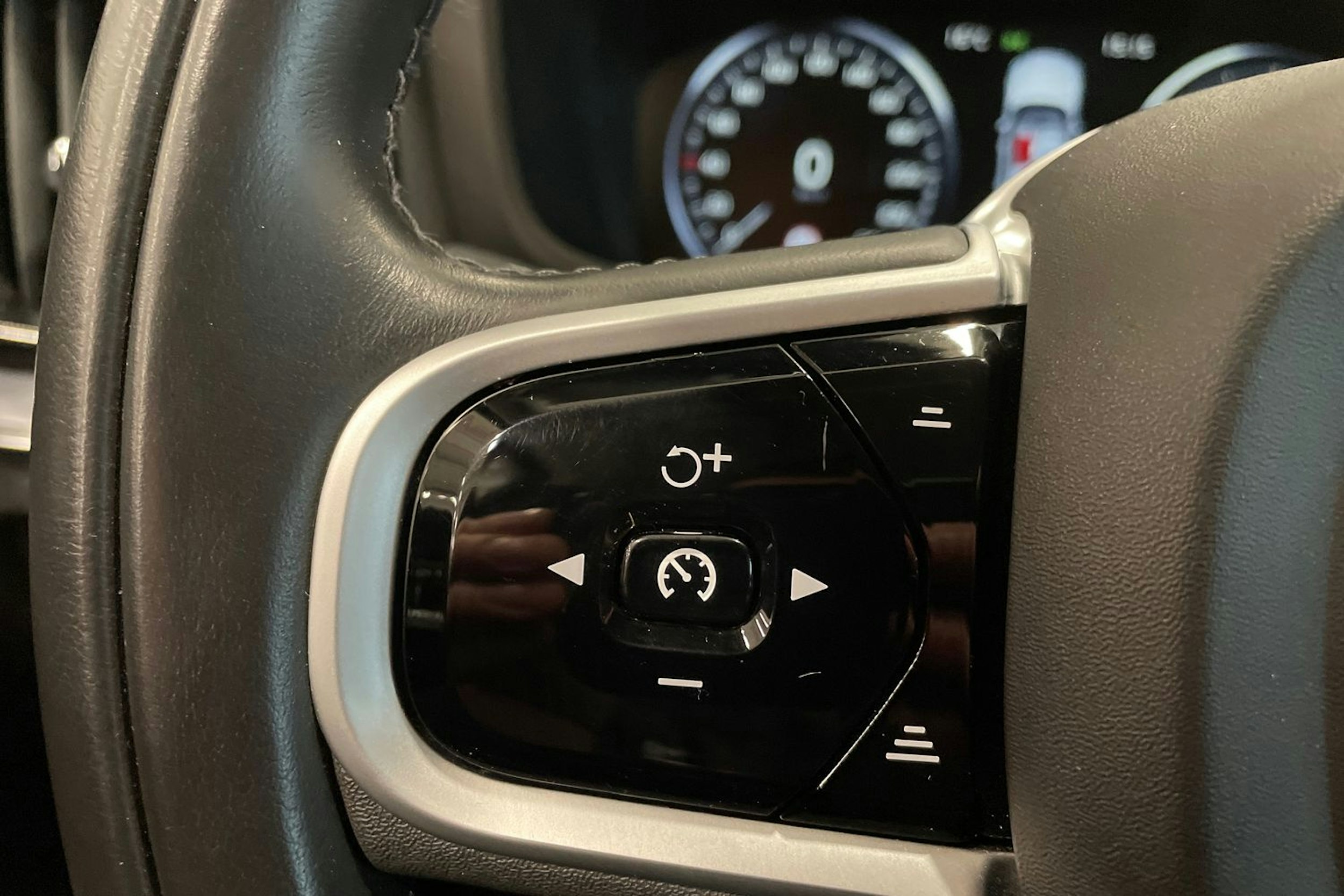 valkoinen Volvo V60 2019 kuva 18.