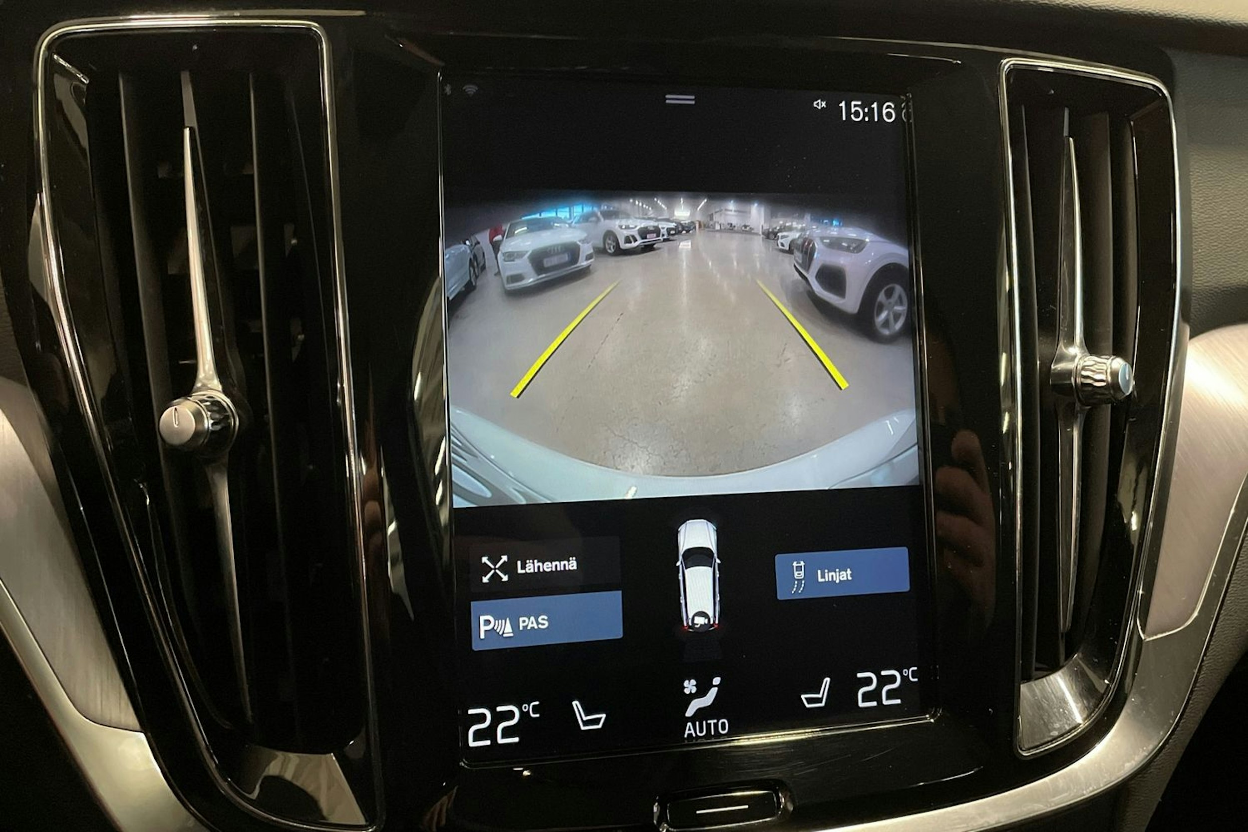 valkoinen Volvo V60 2019 kuva 21.