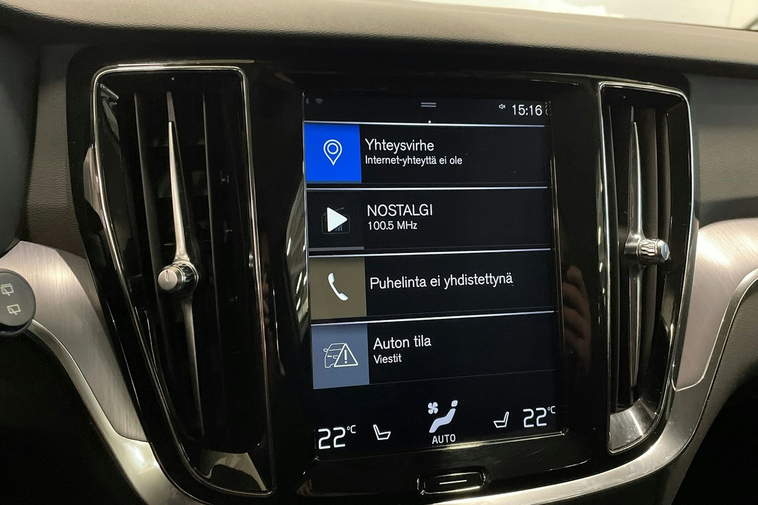 valkoinen Volvo V60 2019 kuva 22.