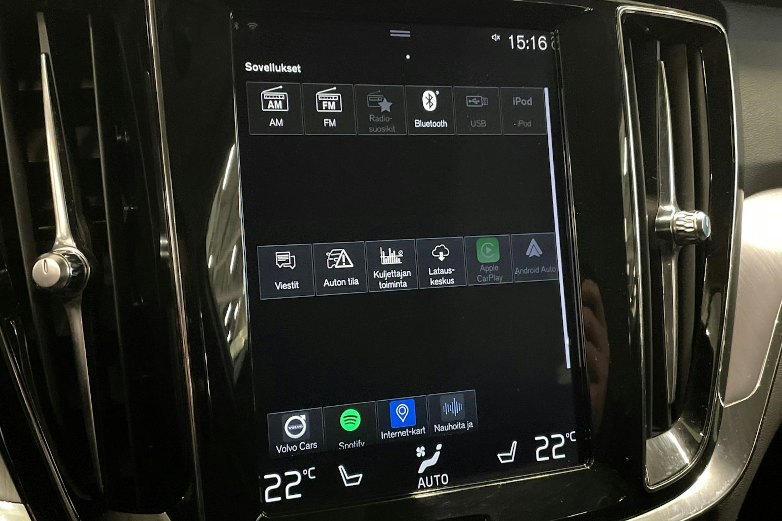 valkoinen Volvo V60 2019 kuva 23.