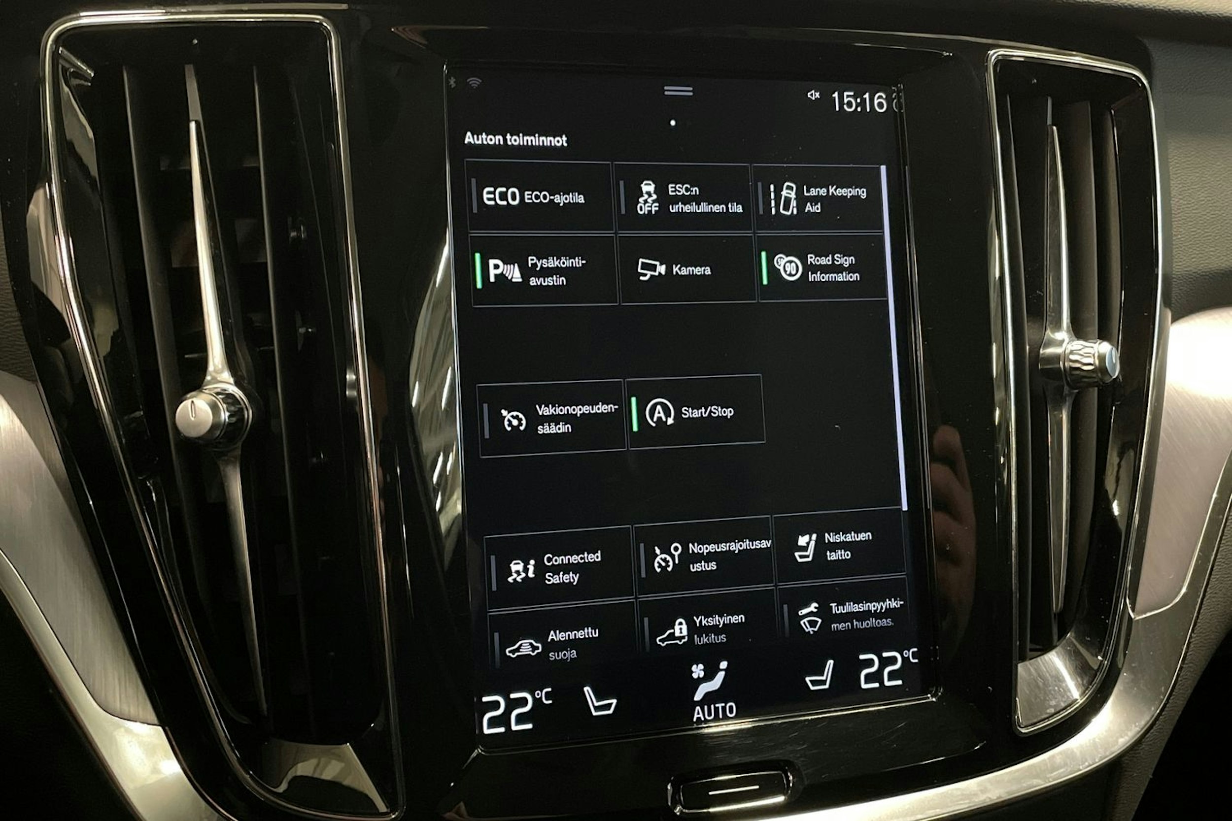 valkoinen Volvo V60 2019 kuva 24.