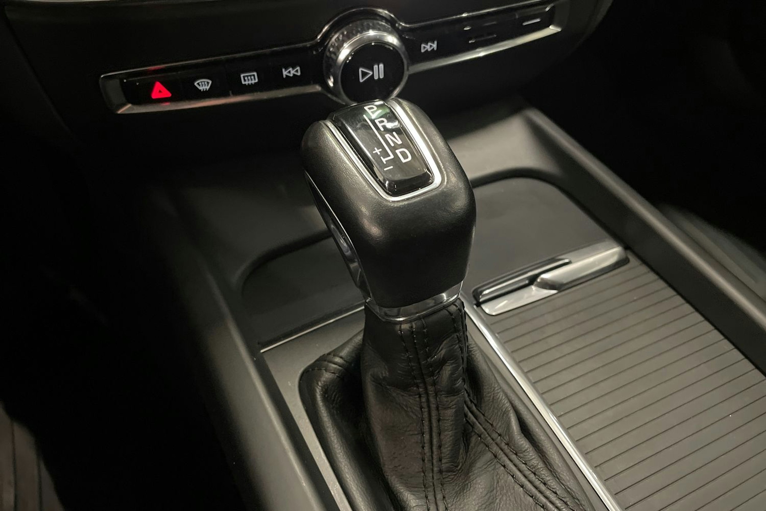 valkoinen Volvo V60 2019 kuva 28.