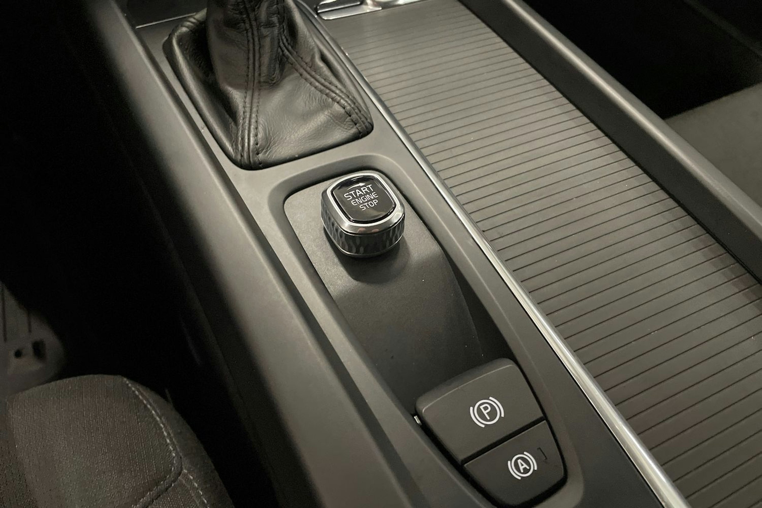 valkoinen Volvo V60 2019 kuva 29.