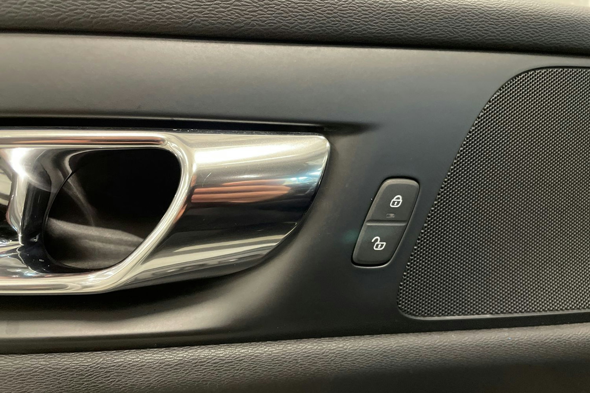 valkoinen Volvo V60 2019 kuva 32.