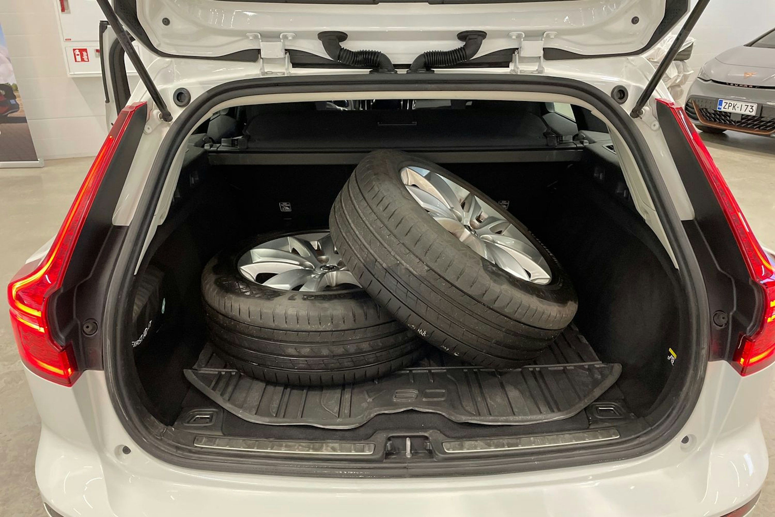 valkoinen Volvo V60 2019 kuva 33.