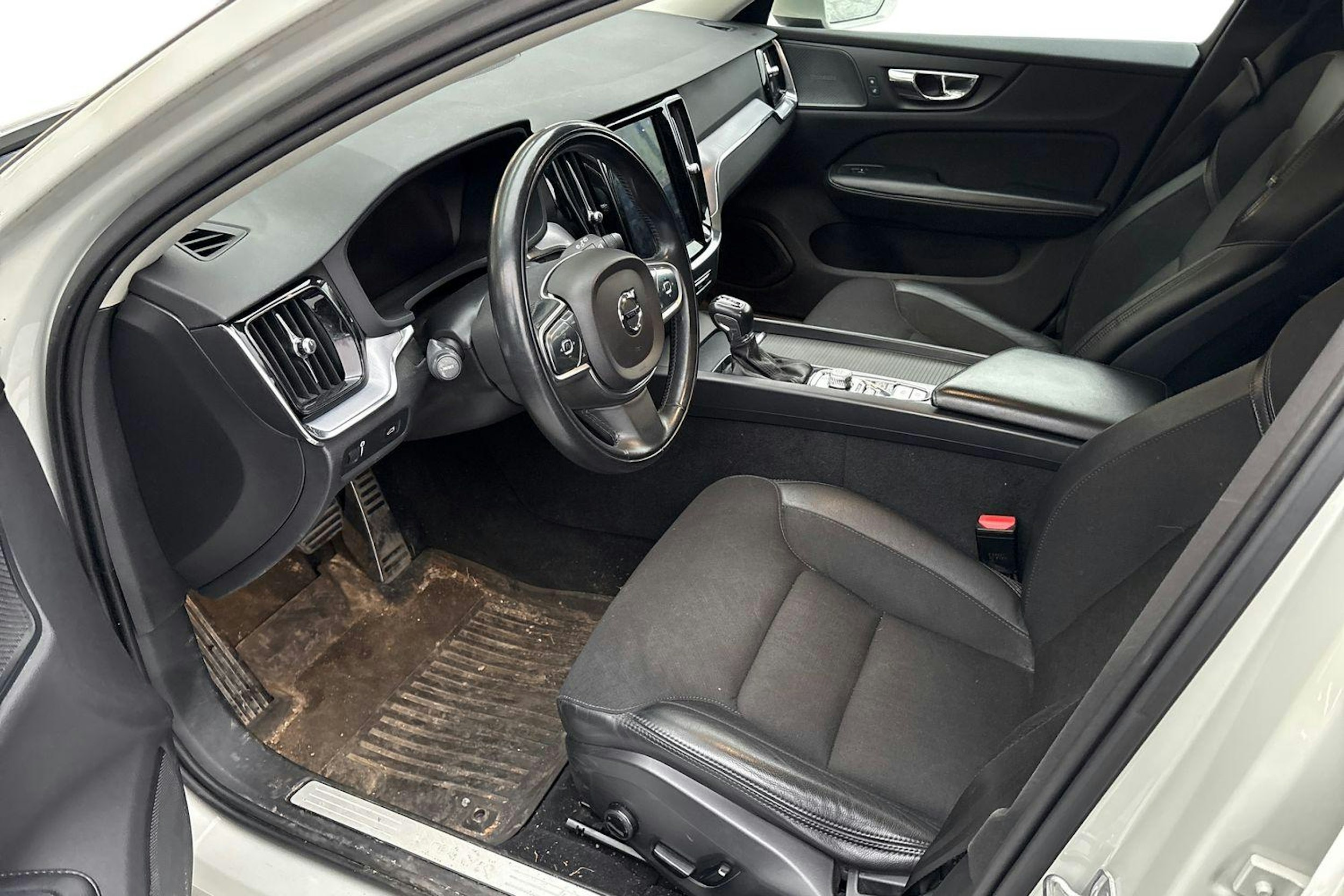 harmaa Volvo V60 2019 kuva 3.