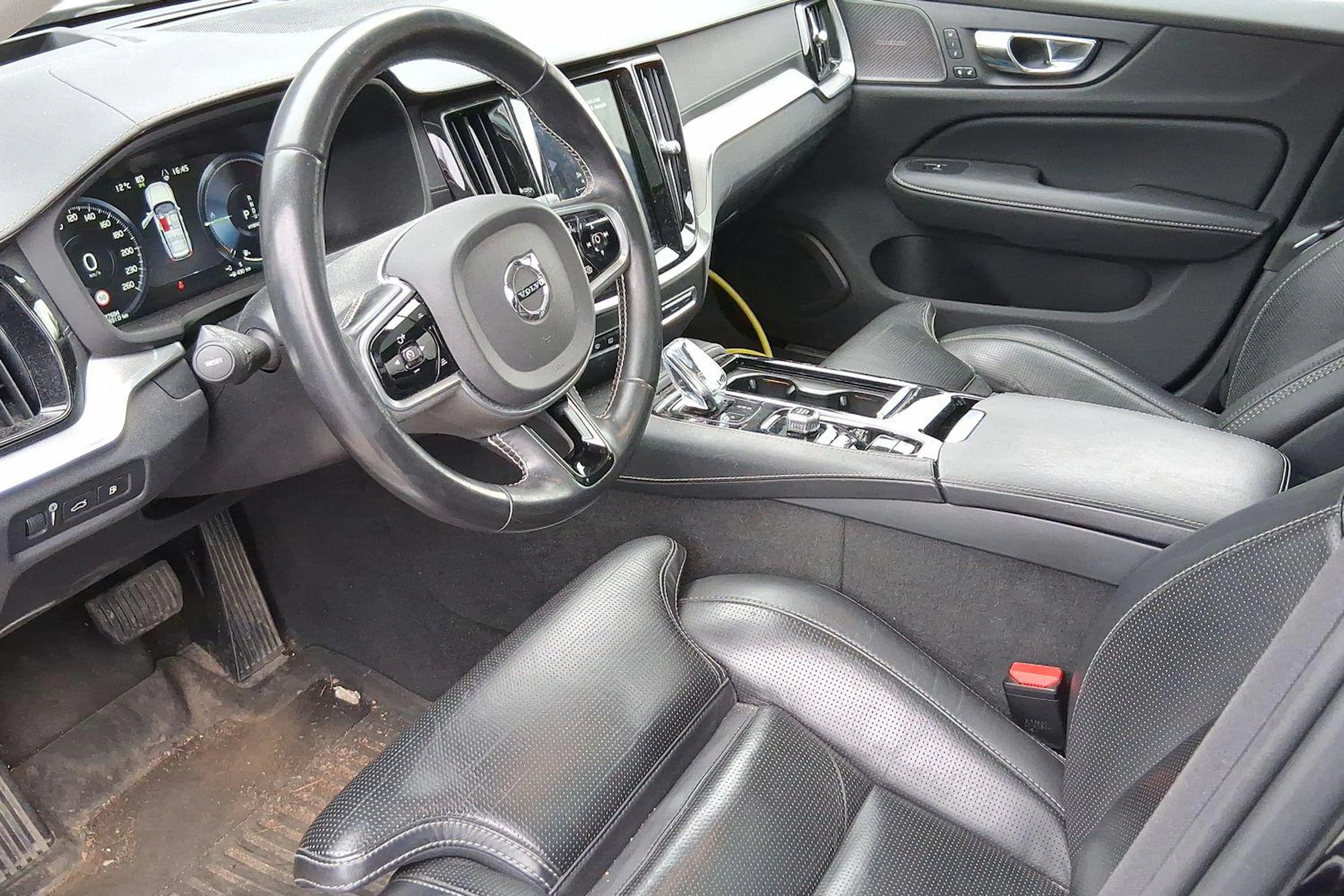 musta Volvo V60 2019 kuva 3.