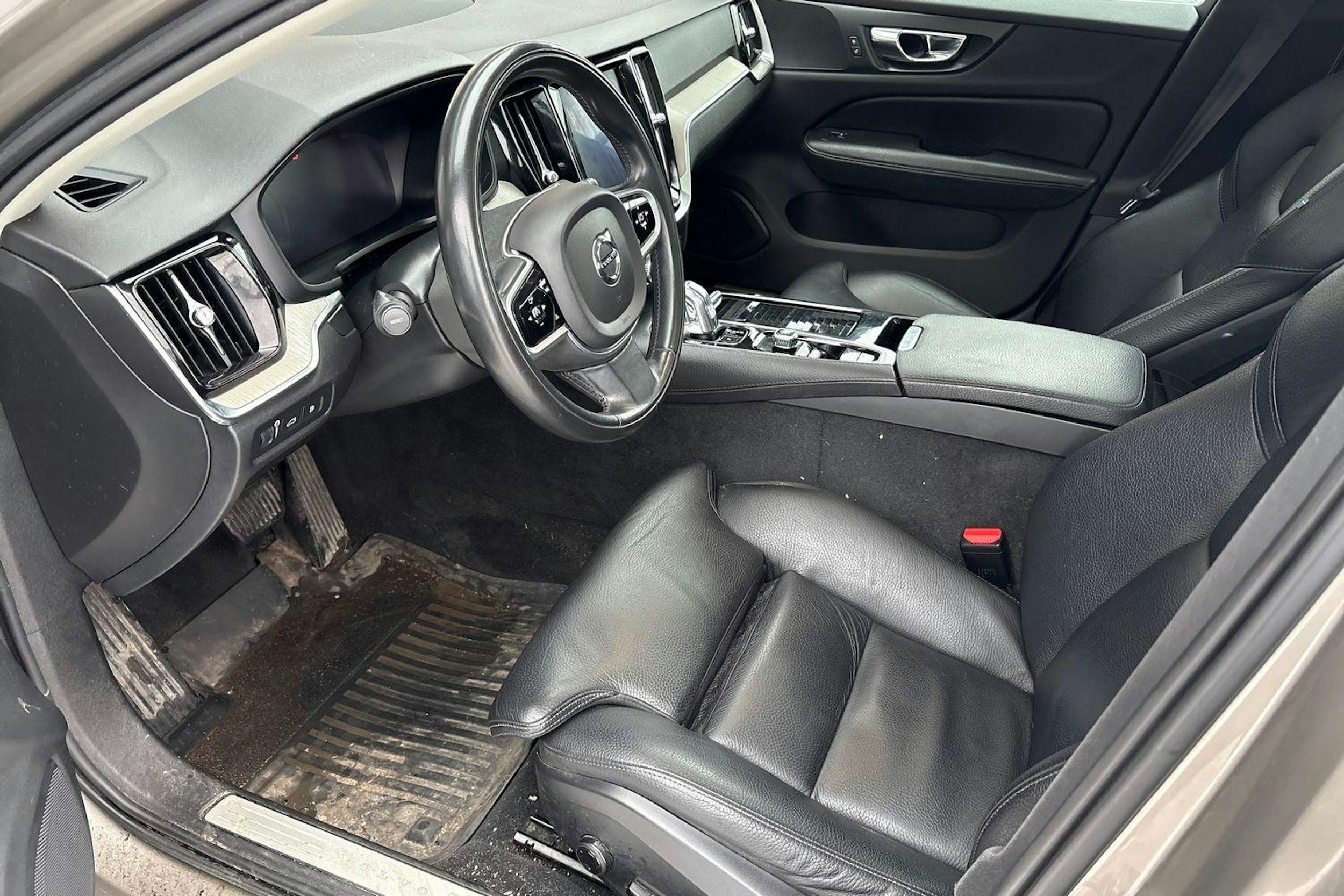 harmaa Volvo V60 2019 kuva 3.