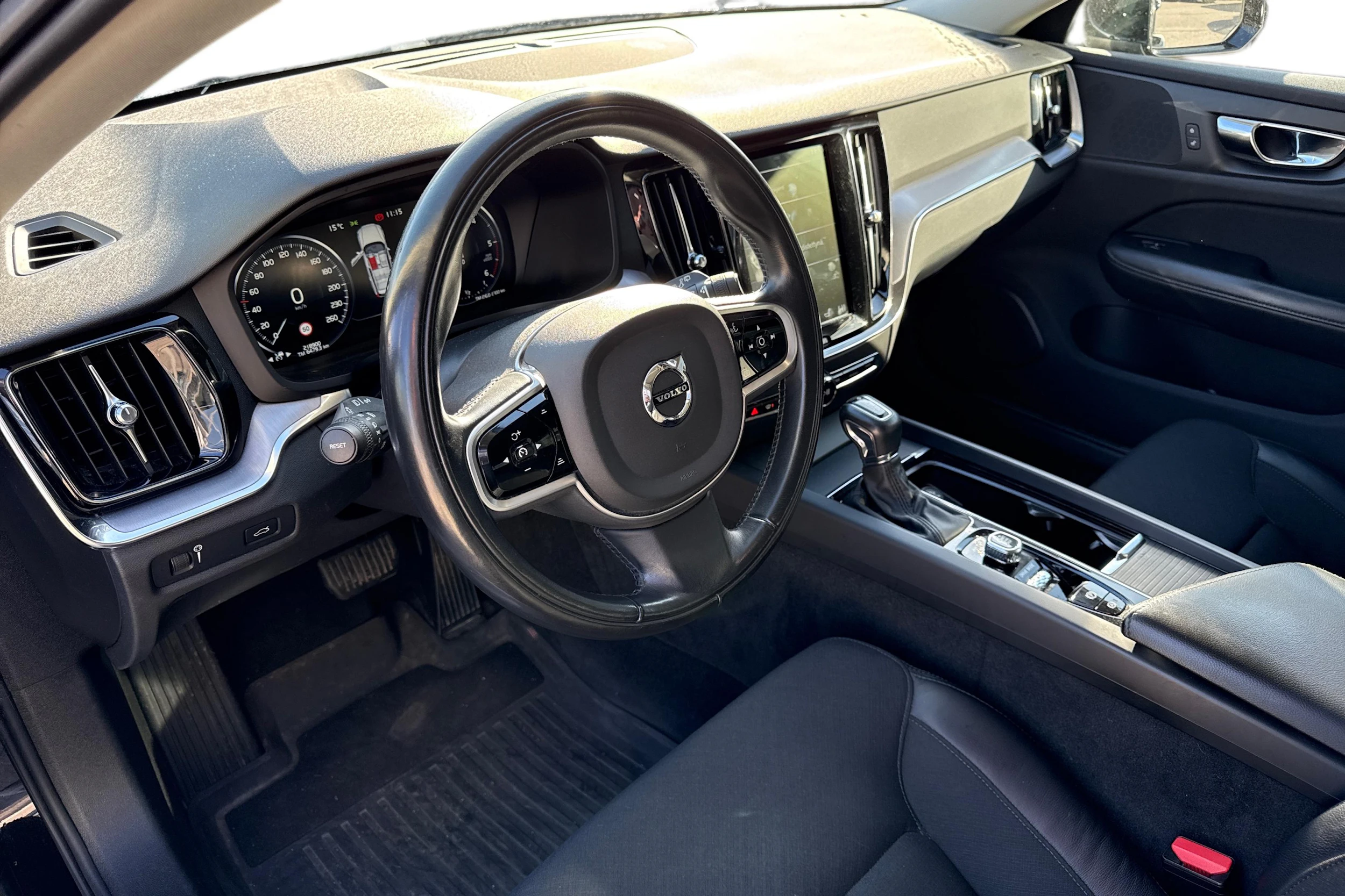 musta Volvo V60 2019 kuva 3.