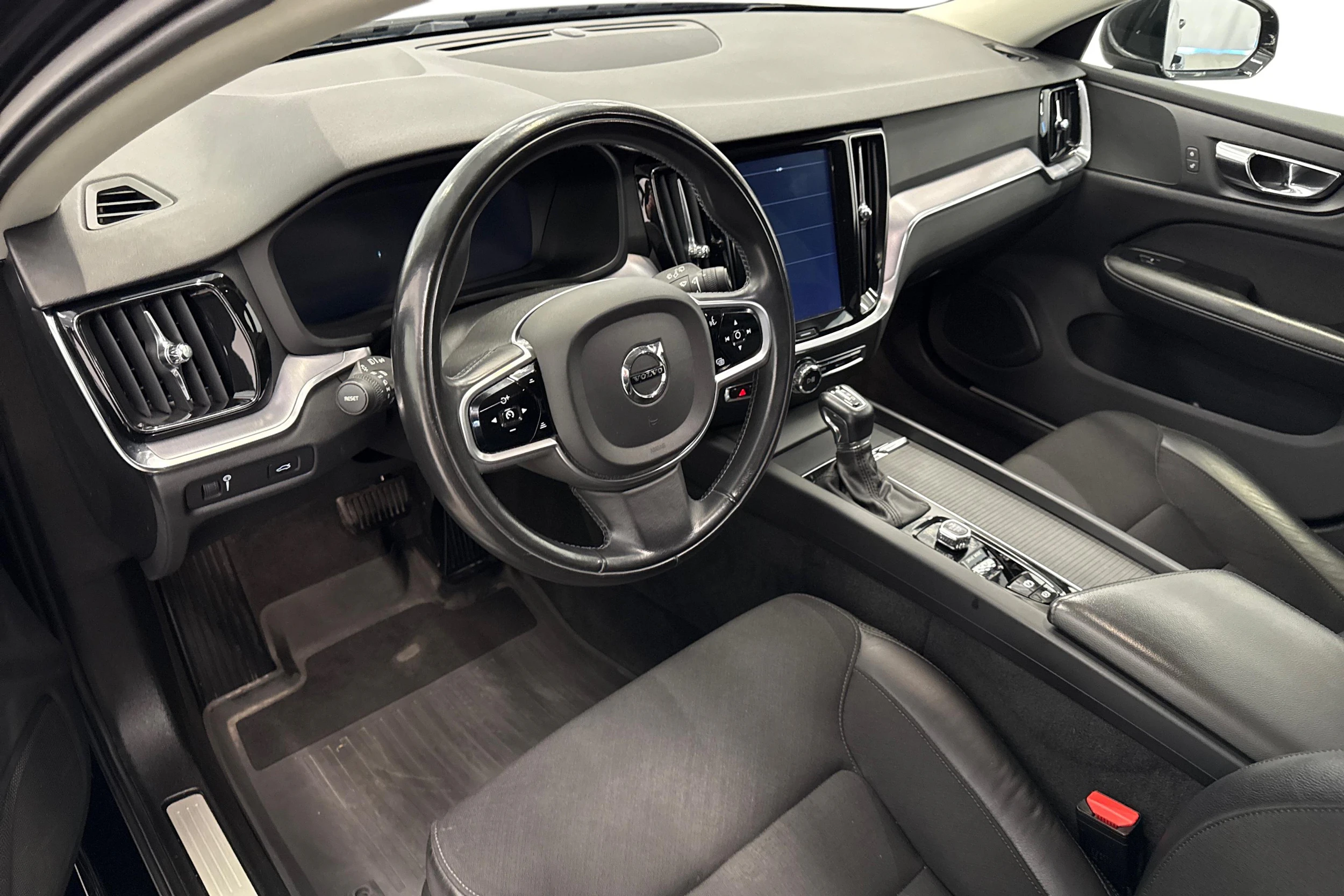 musta Volvo V60 2019 kuva 6.
