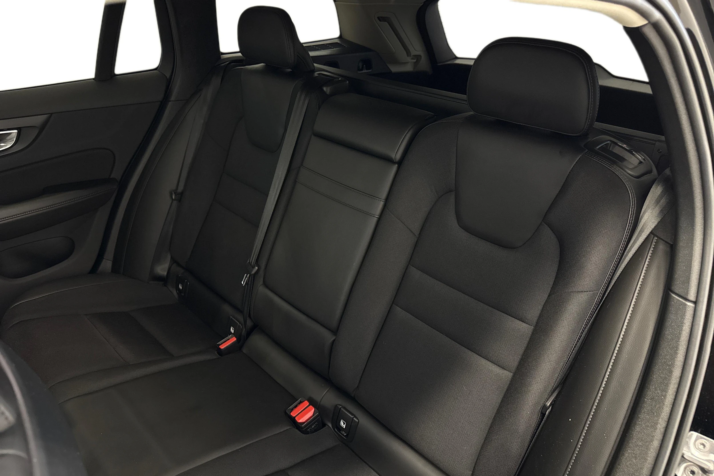 musta Volvo V60 2019 kuva 8.