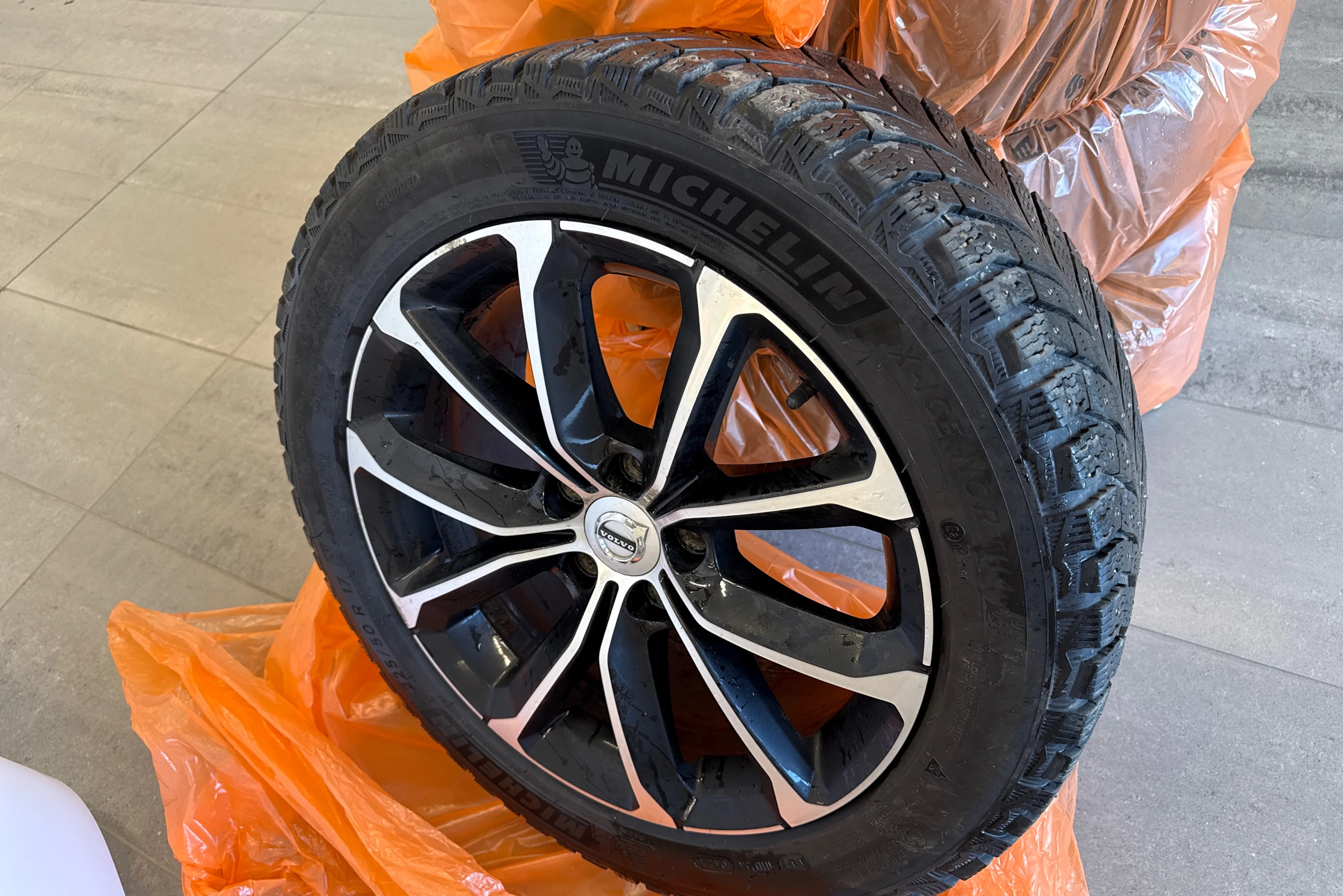 musta Volvo V60 2019 kuva 10.