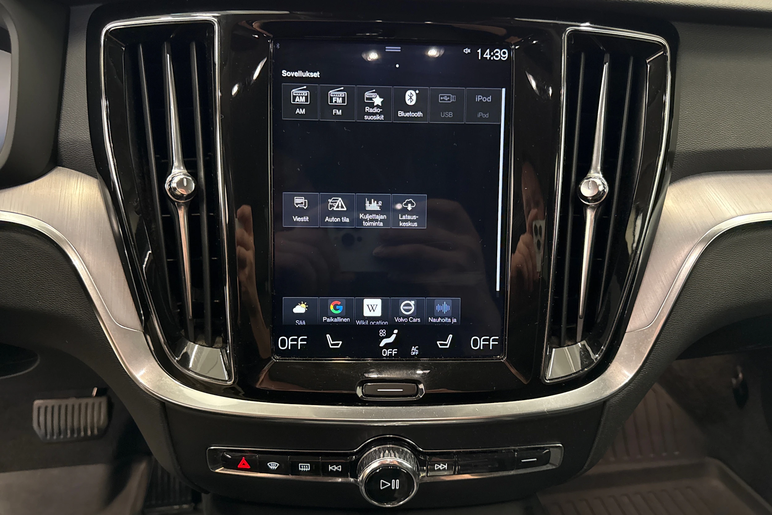 musta Volvo V60 2019 kuva 18.
