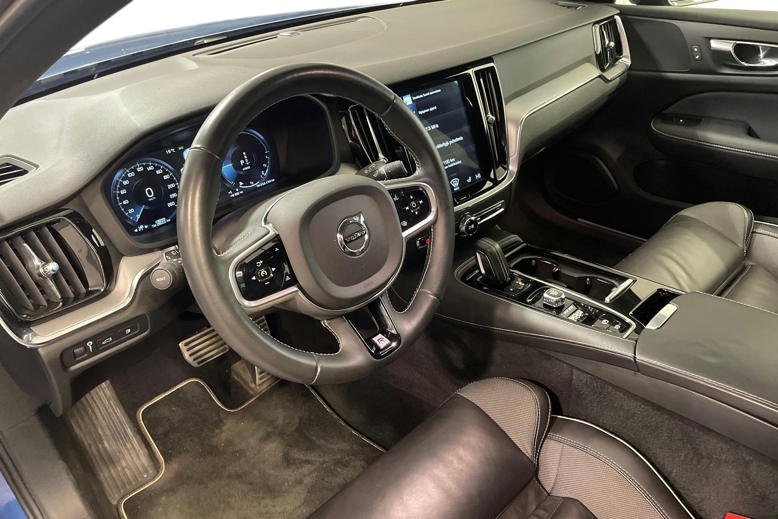 met. sininen Volvo V60 2020 kuva 7.