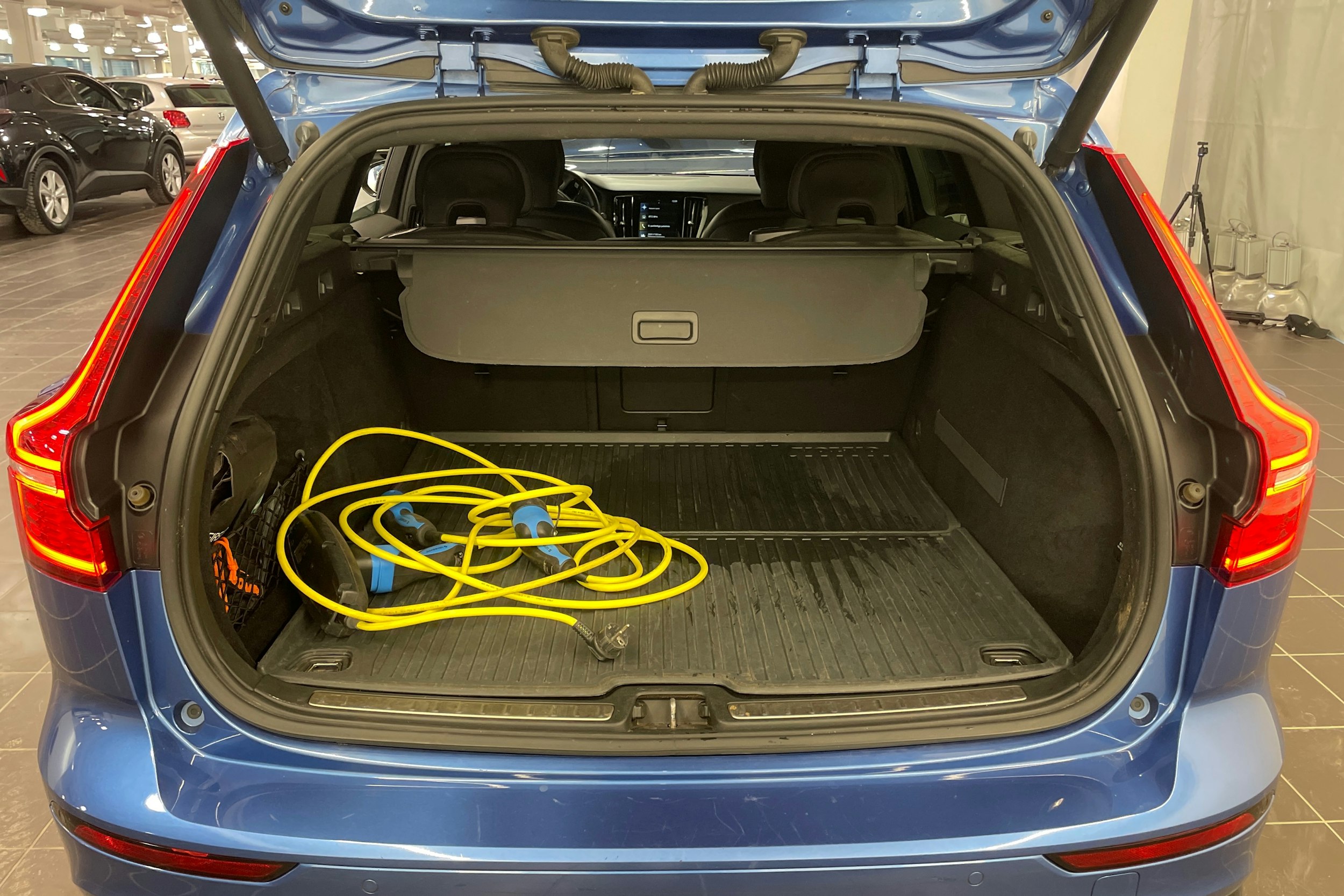 met. sininen Volvo V60 2020 kuva 16.