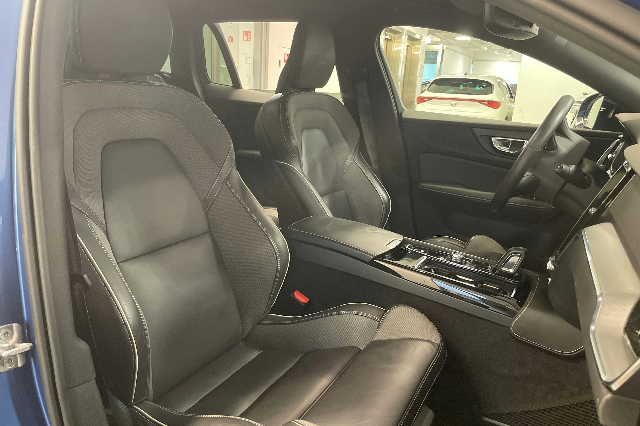 met. sininen Volvo V60 2020 kuva 19.