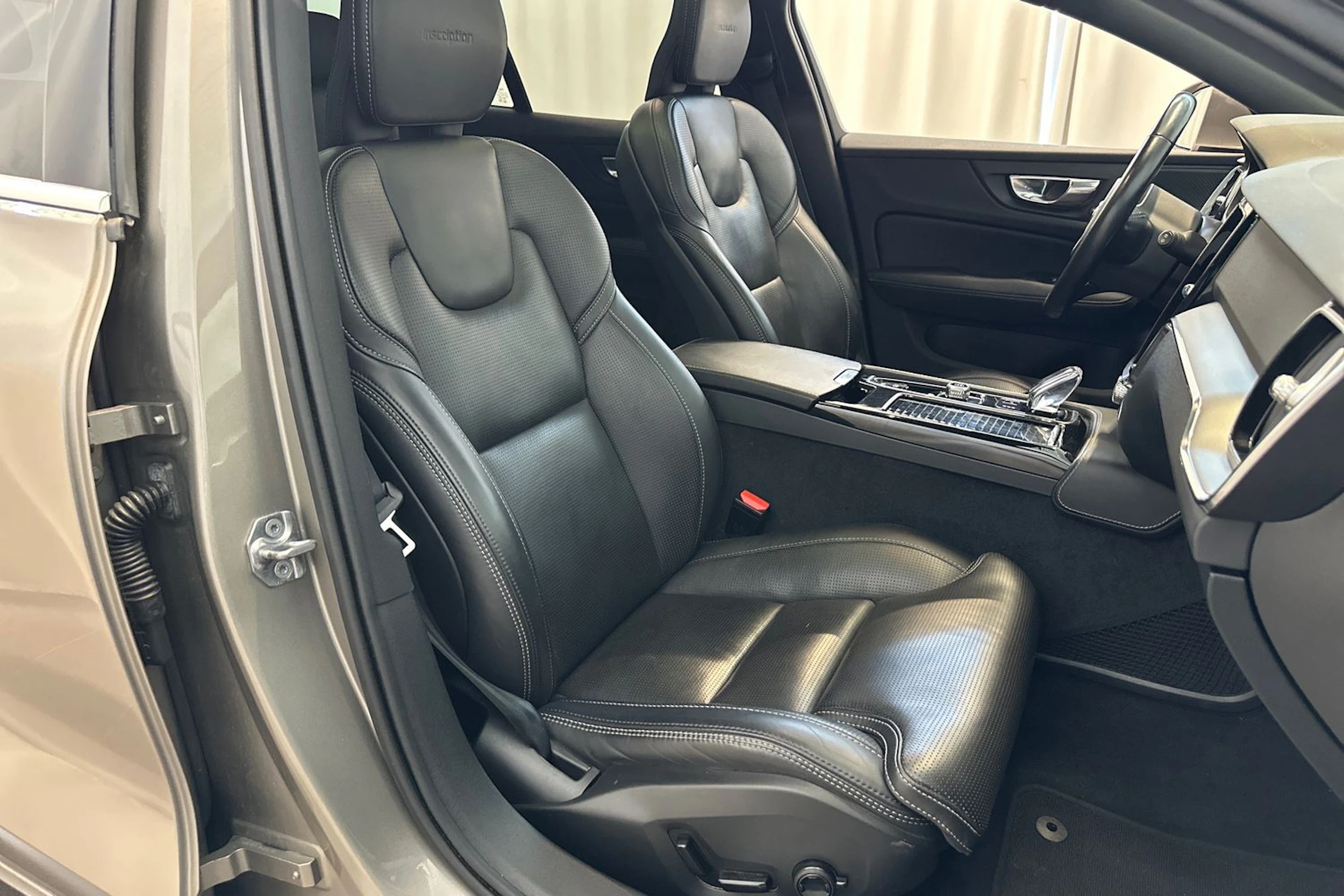 harmaa Volvo V60 2020 kuva 11.