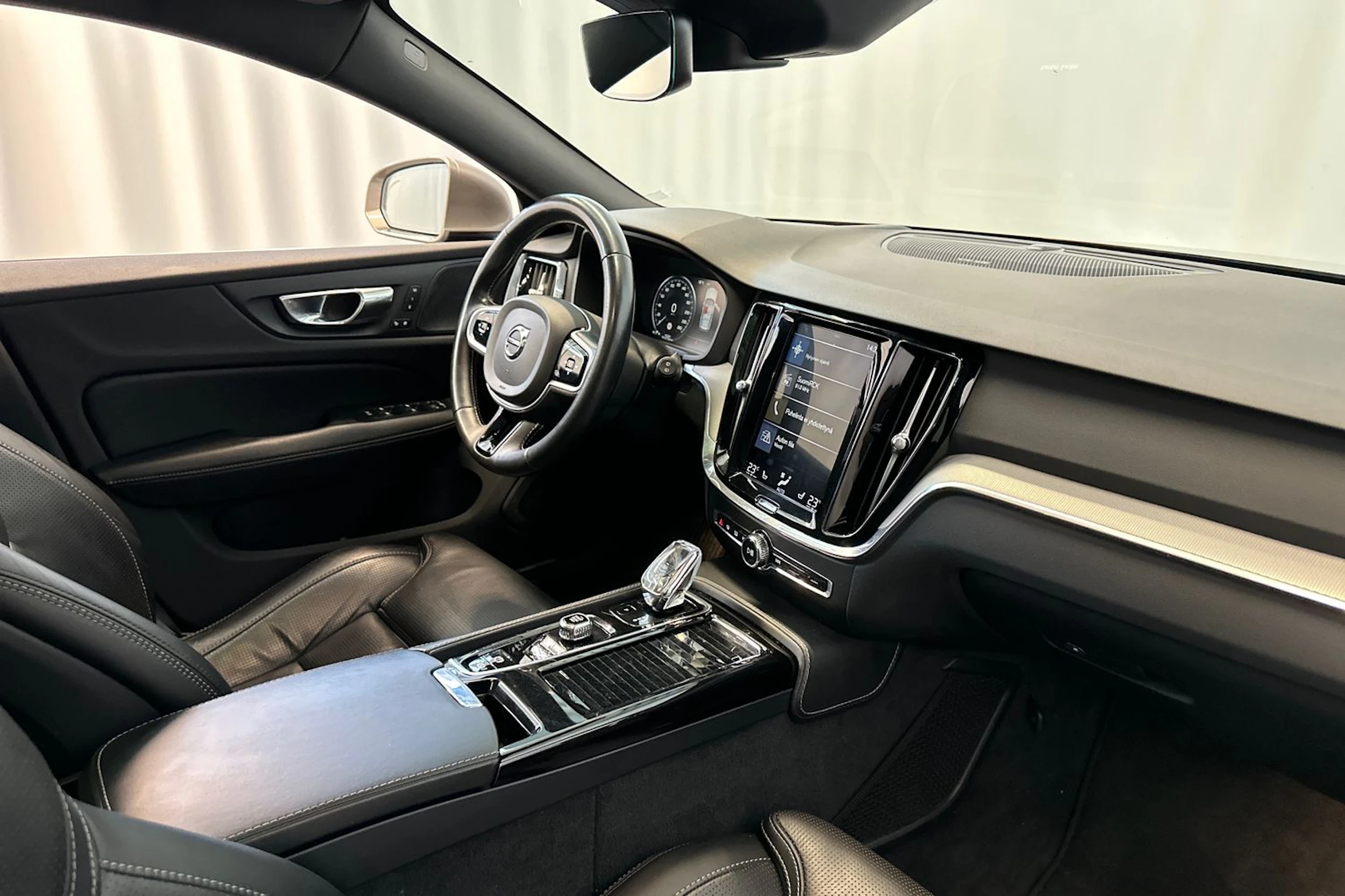 harmaa Volvo V60 2020 kuva 12.