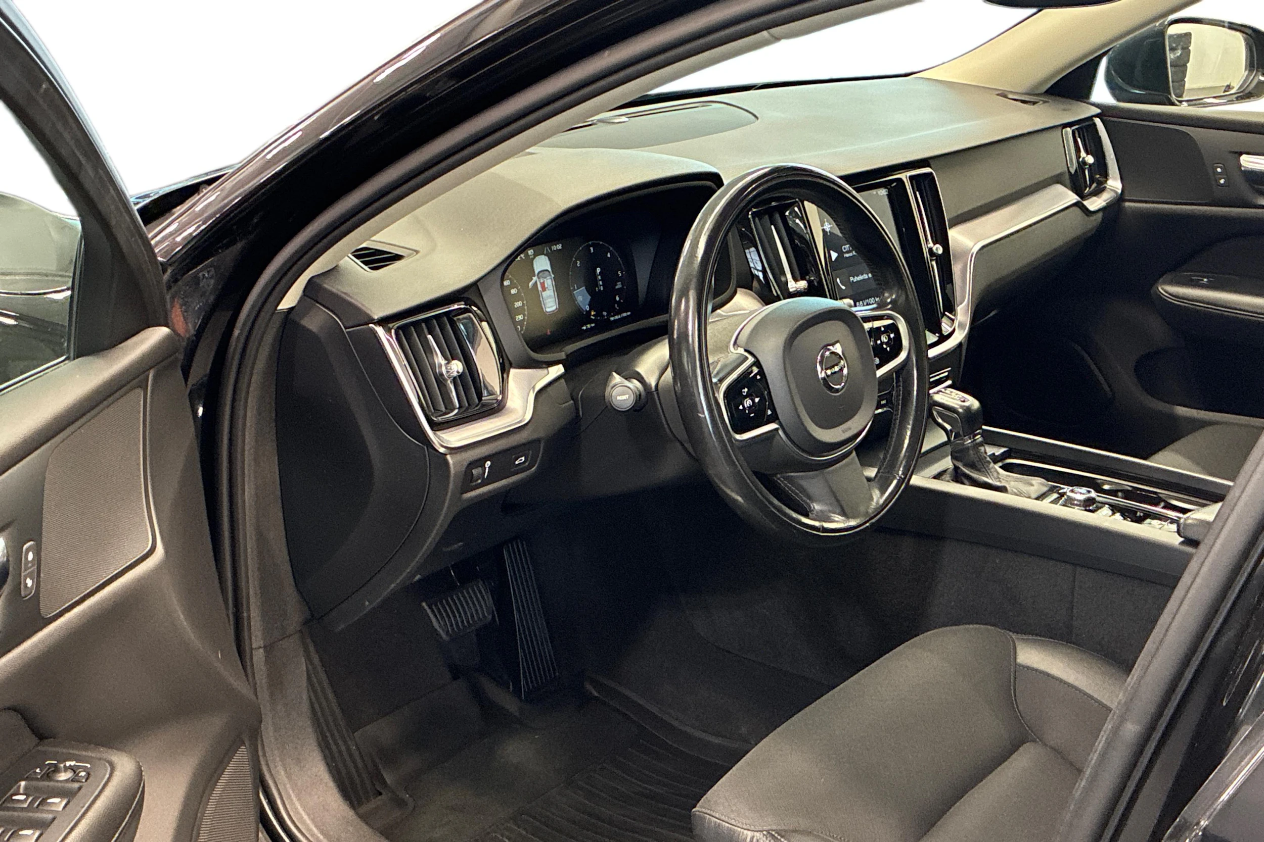met. musta Volvo V60 2020 kuva 6.