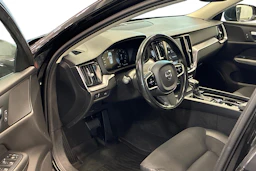 met. musta Volvo V60 2020 kuva 6.